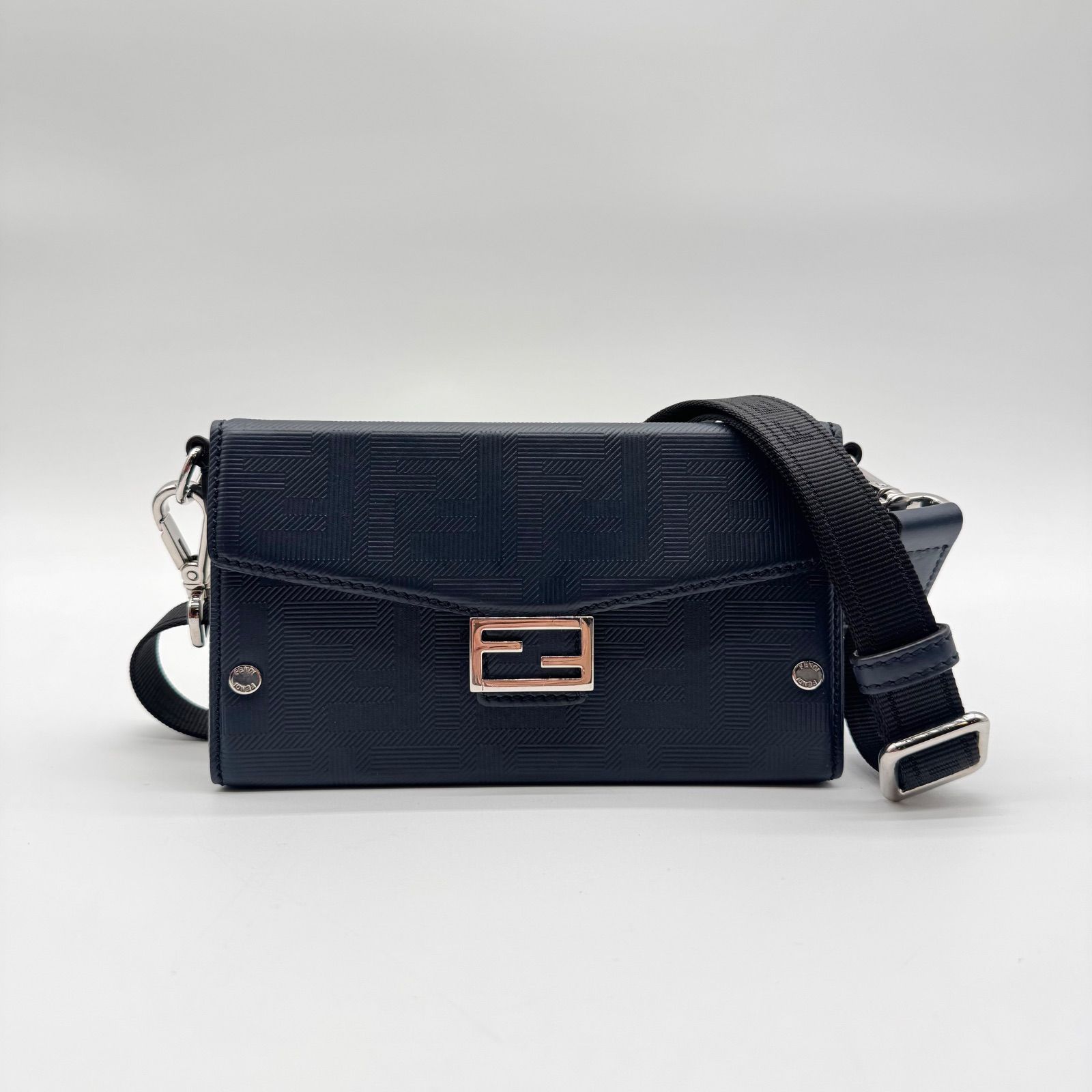 極美品✨FENDI フェンディ ショルダーバッグ ズッカ バゲット ソフトトランク レザー ネイビー