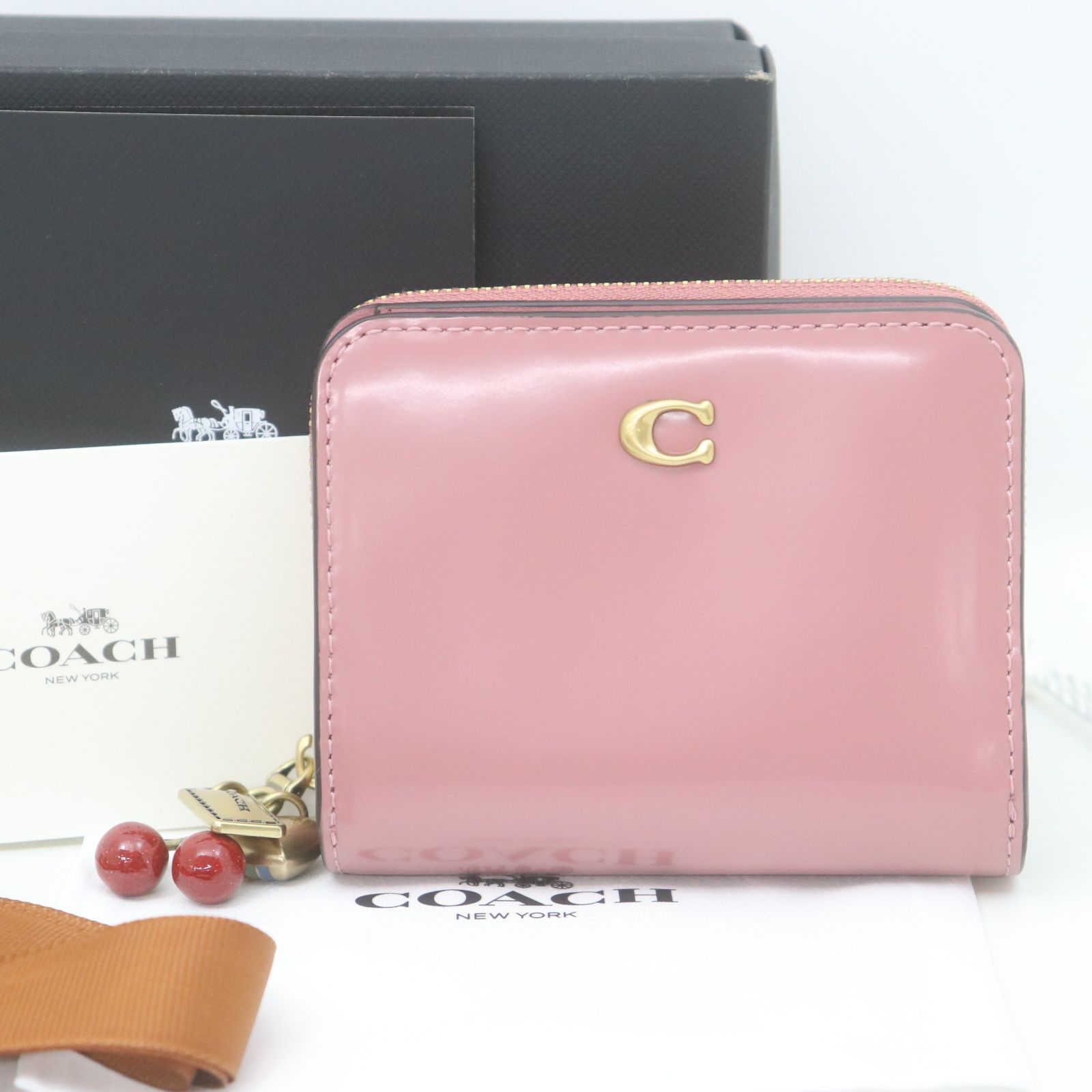 IT79L5ATOJYS 美品 COACH コーチ エッセンシャル ビルフォールド ウォレット 財布 チャーム ピンク 二つ折り財布 チェリー ハート