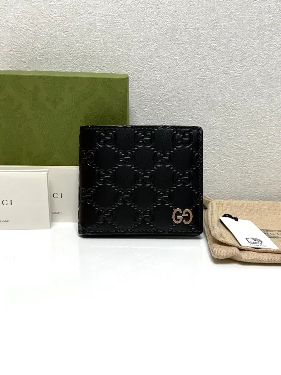 (新品)グッチ シックニチャー 二つ折り財布