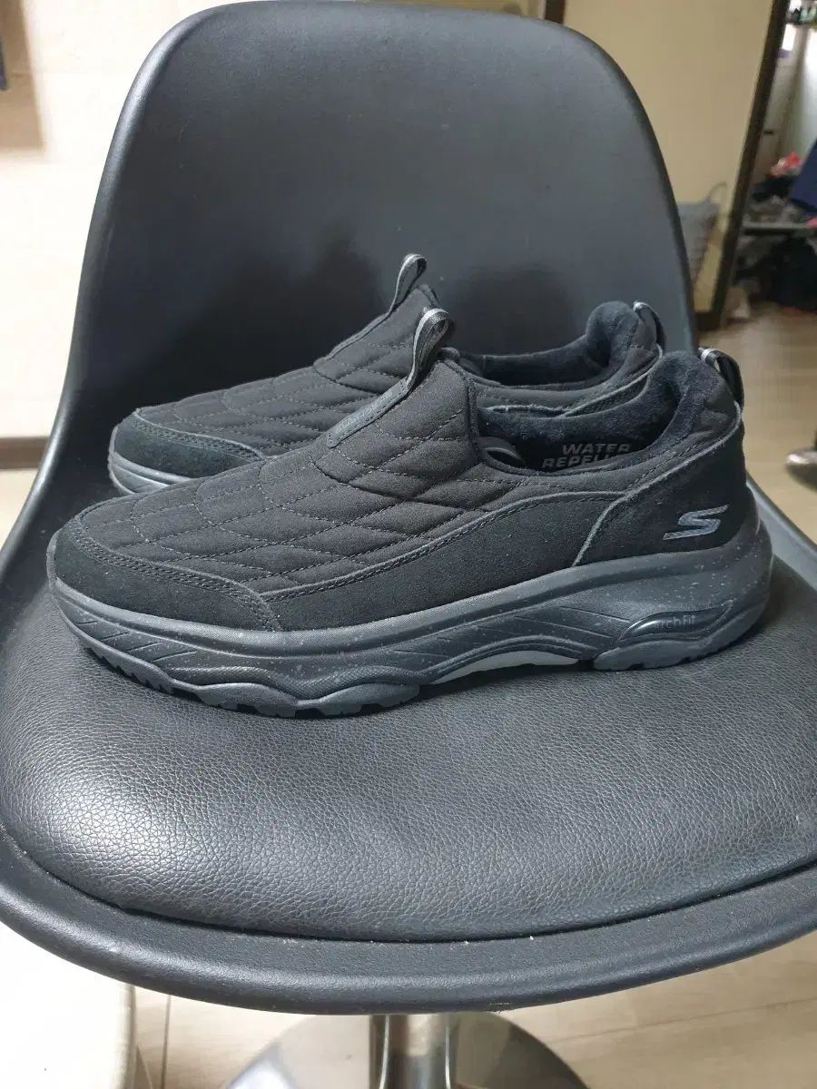 SKECHERS GO WALK キルティング 防水 ブラック メンズ シューズ (240)