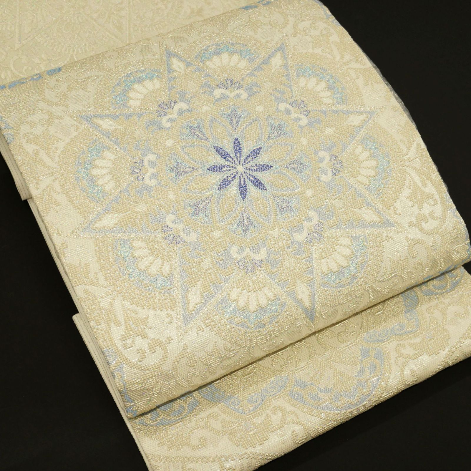 【新品・未仕立て】|正絹|金華山織|袋帯|桃源郷シリーズ|「オリエント華紋」|オフホワイト|ブルーが煌めく、エキゾチックな華紋。| 【新品・未仕立て】|正絹|金華山織|袋帯|桃源郷シリーズ|「オリエント華紋」|オフホワイト|ブルーが煌めく、エキゾチックな華紋。|
