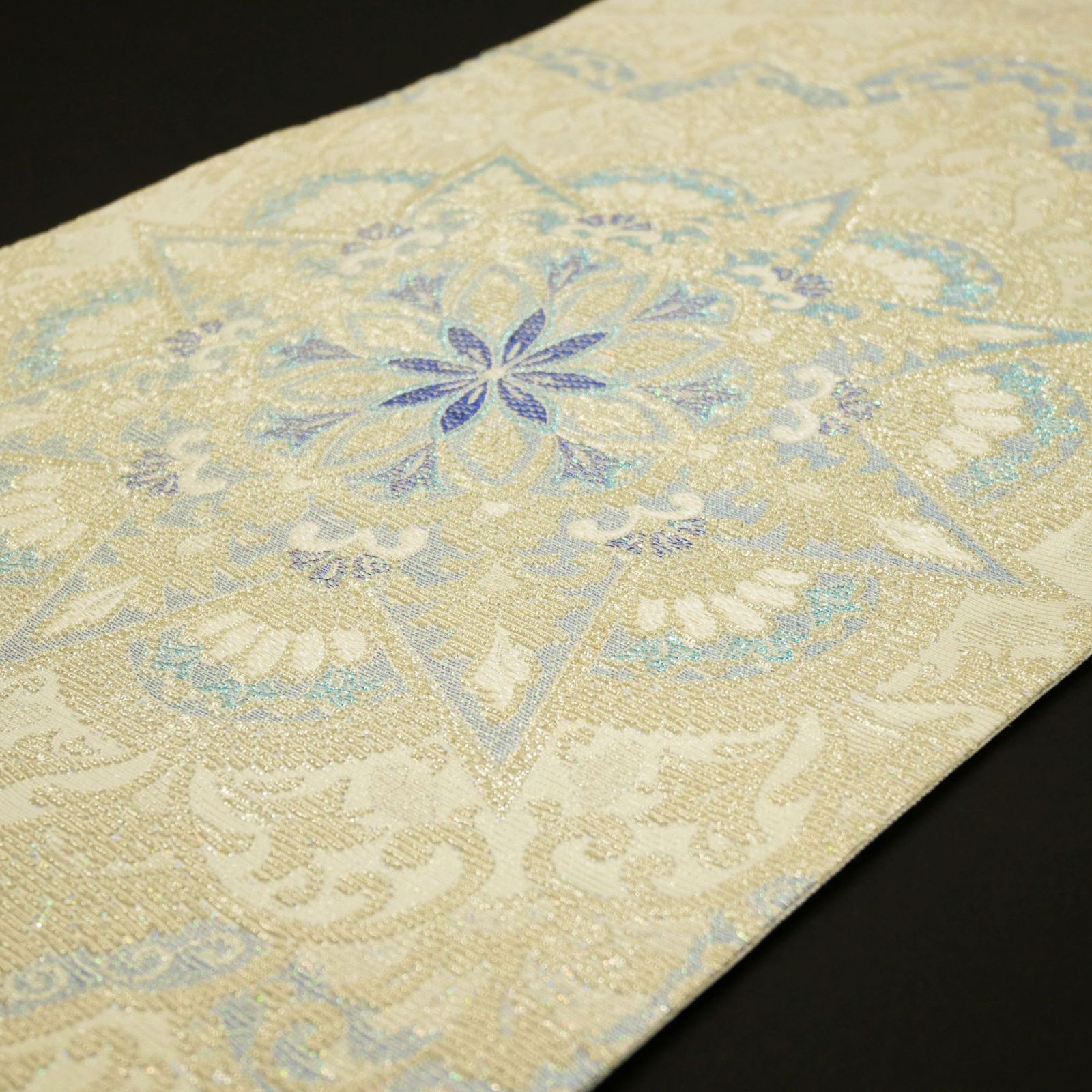 【新品・未仕立て】|正絹|金華山織|袋帯|桃源郷シリーズ|「オリエント華紋」|オフホワイト|ブルーが煌めく、エキゾチックな華紋。| 【新品・未仕立て】|正絹|金華山織|袋帯|桃源郷シリーズ|「オリエント華紋」|オフホワイト|ブルーが煌めく、エキゾチックな華紋。|