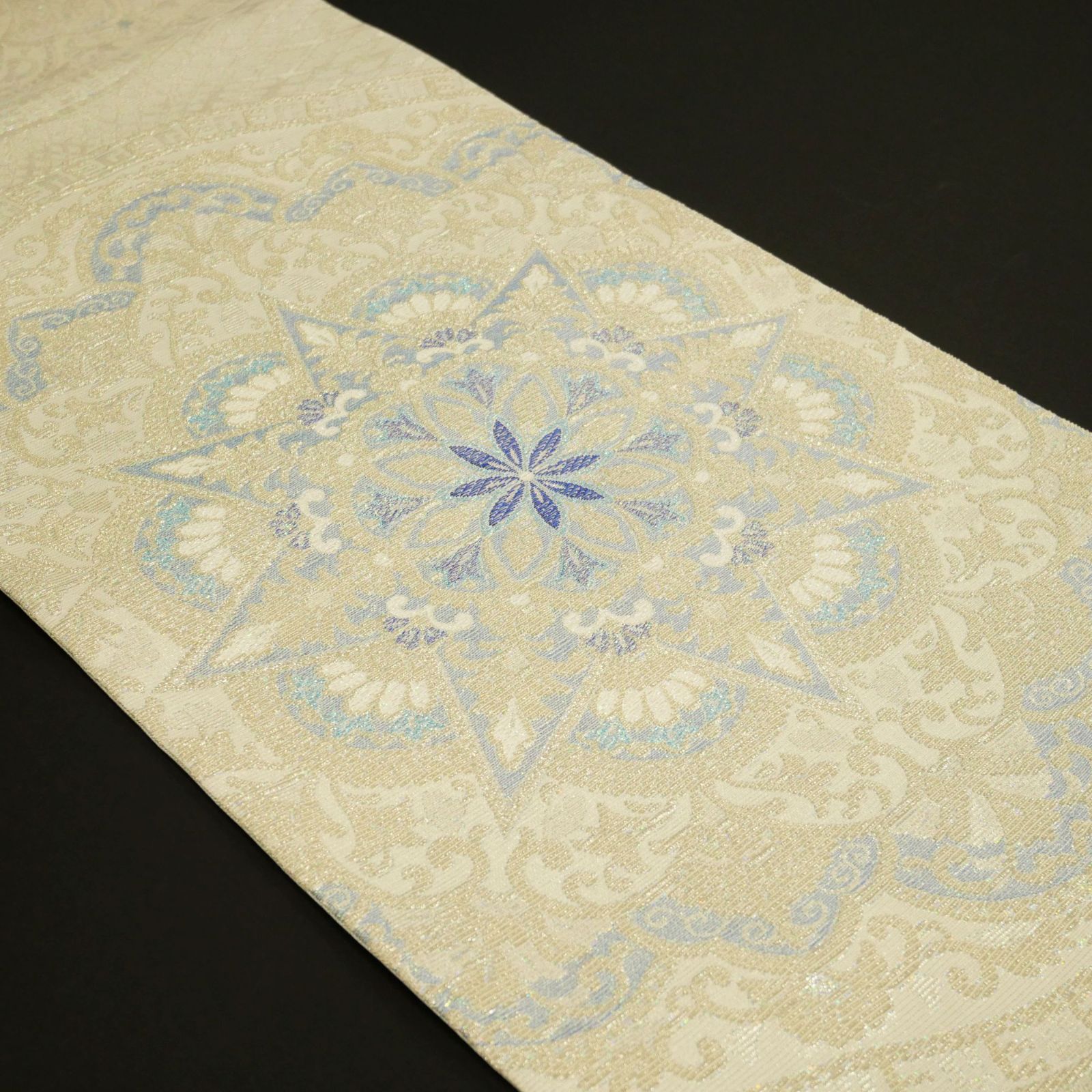【新品・未仕立て】|正絹|金華山織|袋帯|桃源郷シリーズ|「オリエント華紋」|オフホワイト|ブルーが煌めく、エキゾチックな華紋。| 【新品・未仕立て】|正絹|金華山織|袋帯|桃源郷シリーズ|「オリエント華紋」|オフホワイト|ブルーが煌めく、エキゾチックな華紋。|