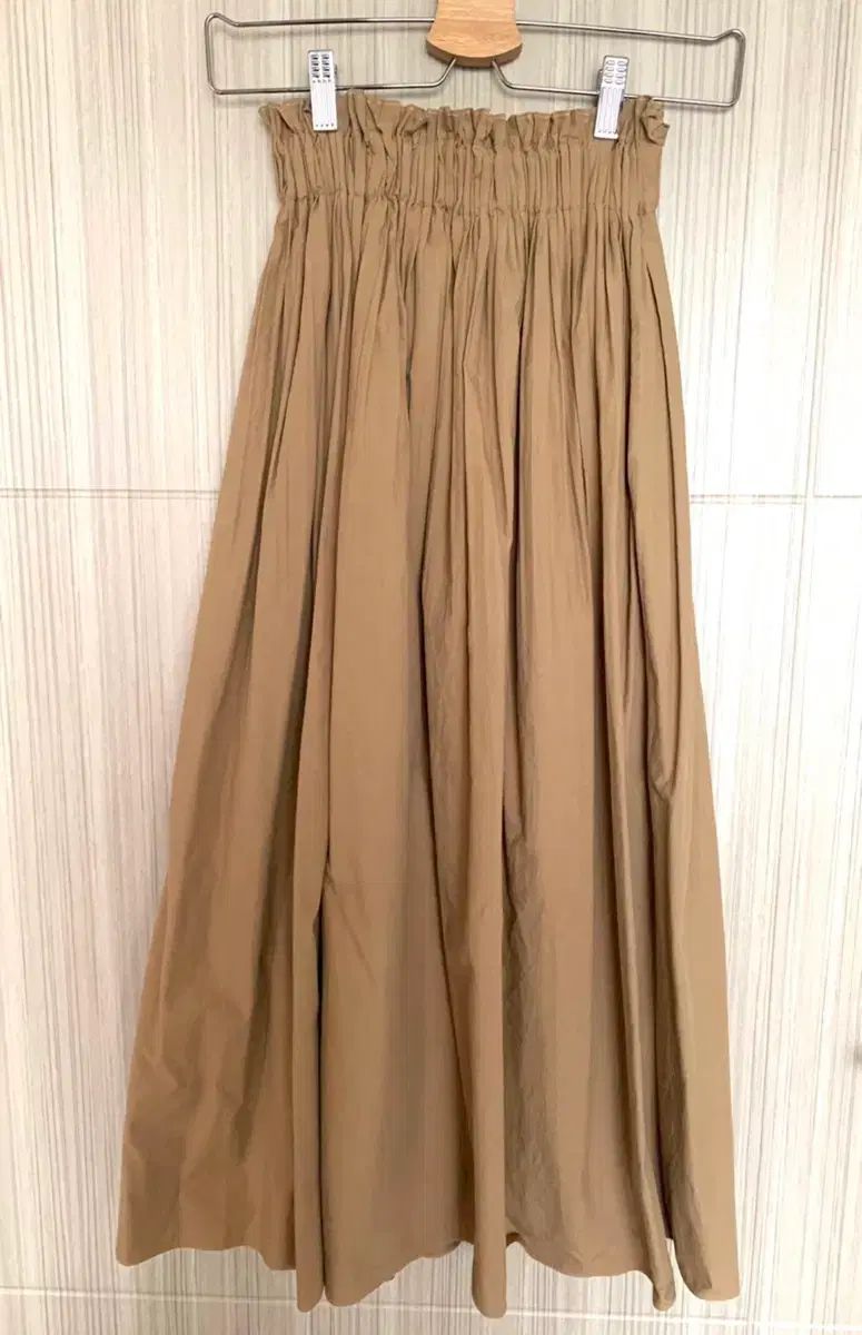 DARK BEIGE シャカシャカ素材 シャーリング ロング スカート