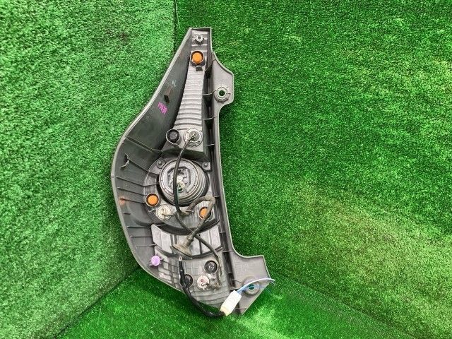アクア NHP10 右テールランプ・テールライト G スタンレー 52-252