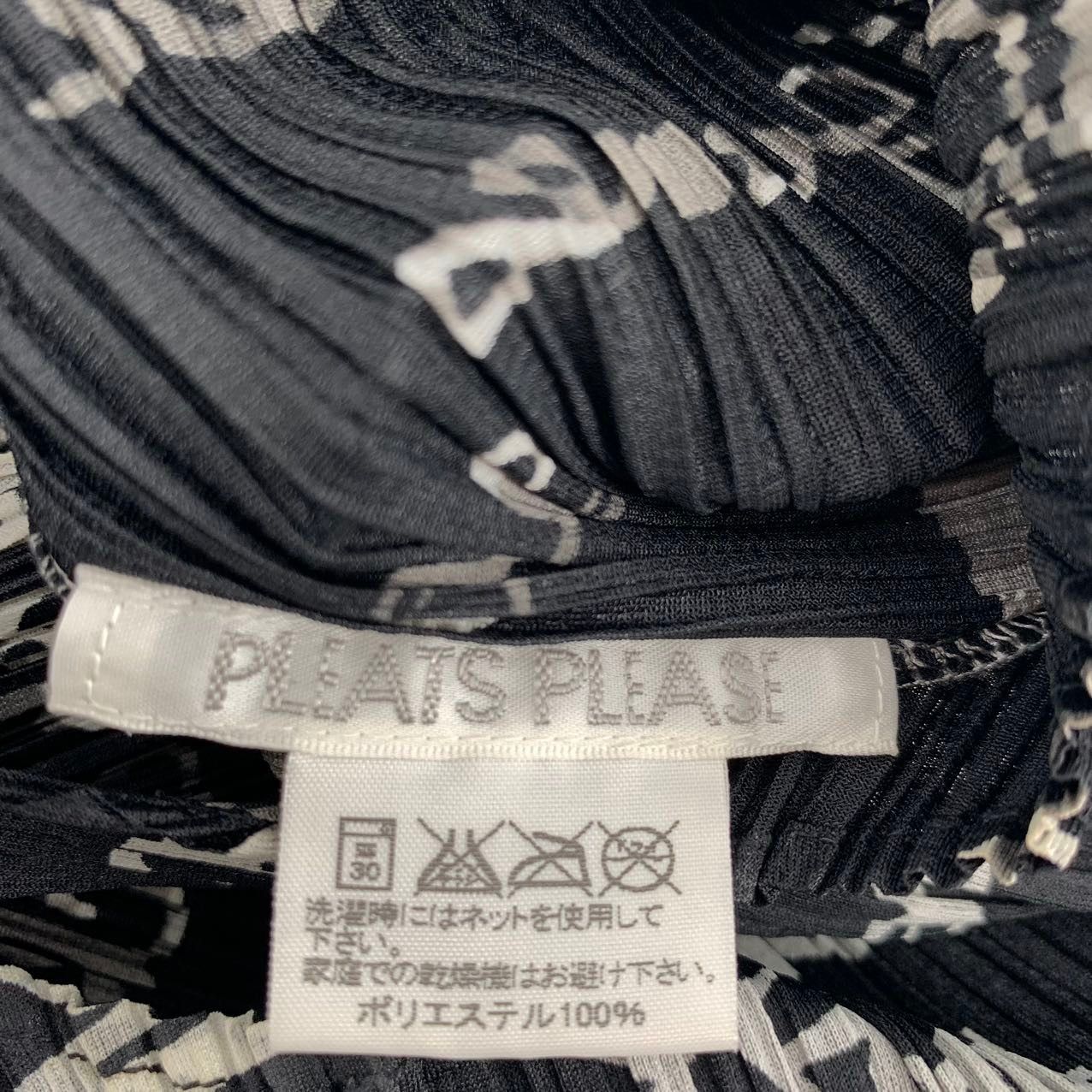極美品 PLEATSPLEASE プリーツプリーズ ISSEY MIYAKE イッセイミヤケ アルファベット デザイン ワンピース ブラック PP41-JH694 サイズ3 極美品 PLEATSPLEASE プリーツプリーズ ISSEY MIYAKE イッセイミヤケ アルファベット デザイン ワンピース ブラック PP41-JH694 サイズ3