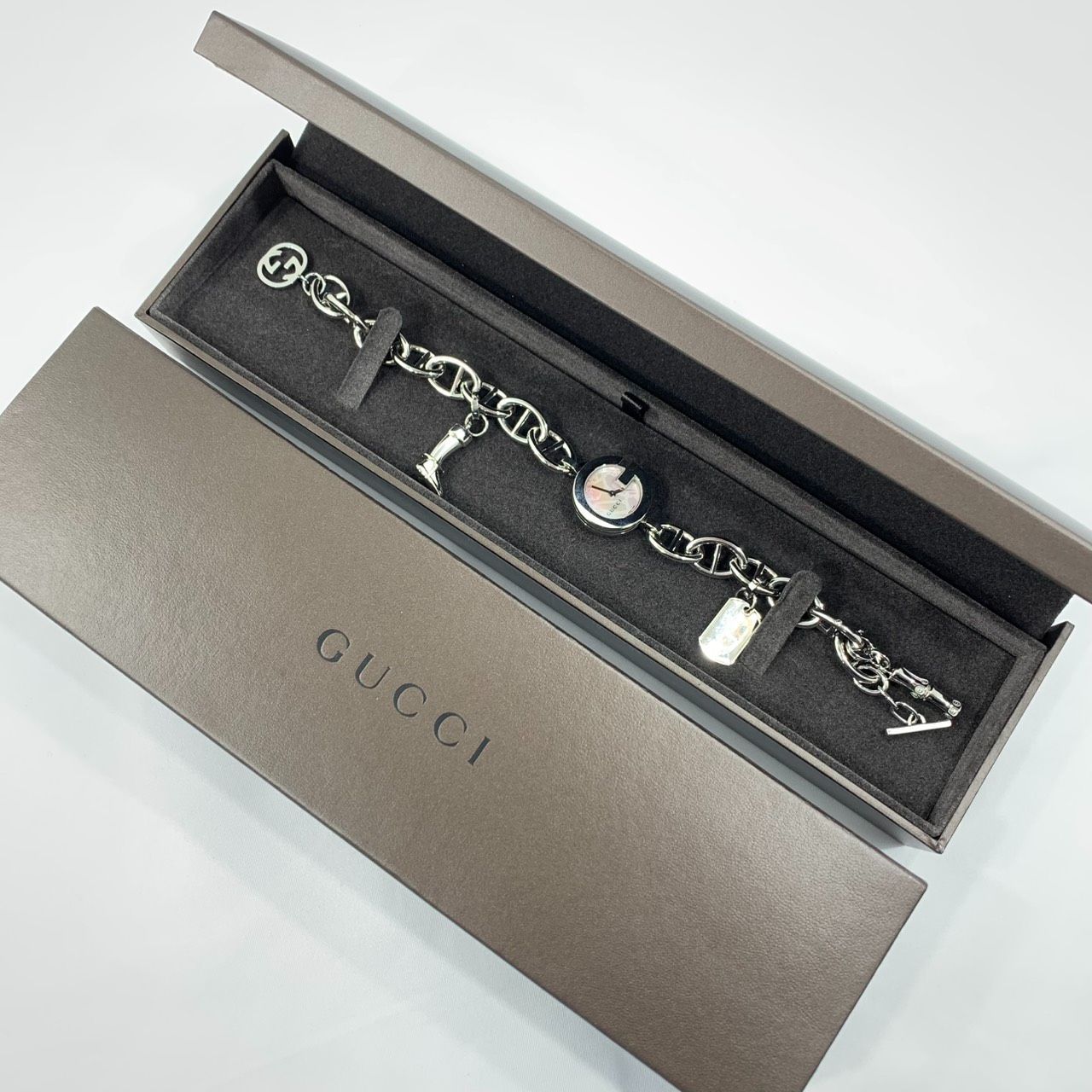 【極美品!! 付属品完備!!】GUCCI グッチ ブレスウォッチ Gチャーム 107 ピンクシェル文字盤 クォーツ SS 11162296 レディース 腕時計 ブランド時計 【極美品!! 付属品完備!!】GUCCI グッチ ブレスウォッチ Gチャーム 107 ピンクシェル文字盤 クォーツ SS 11162296 レディース 腕時計 ブランド時計