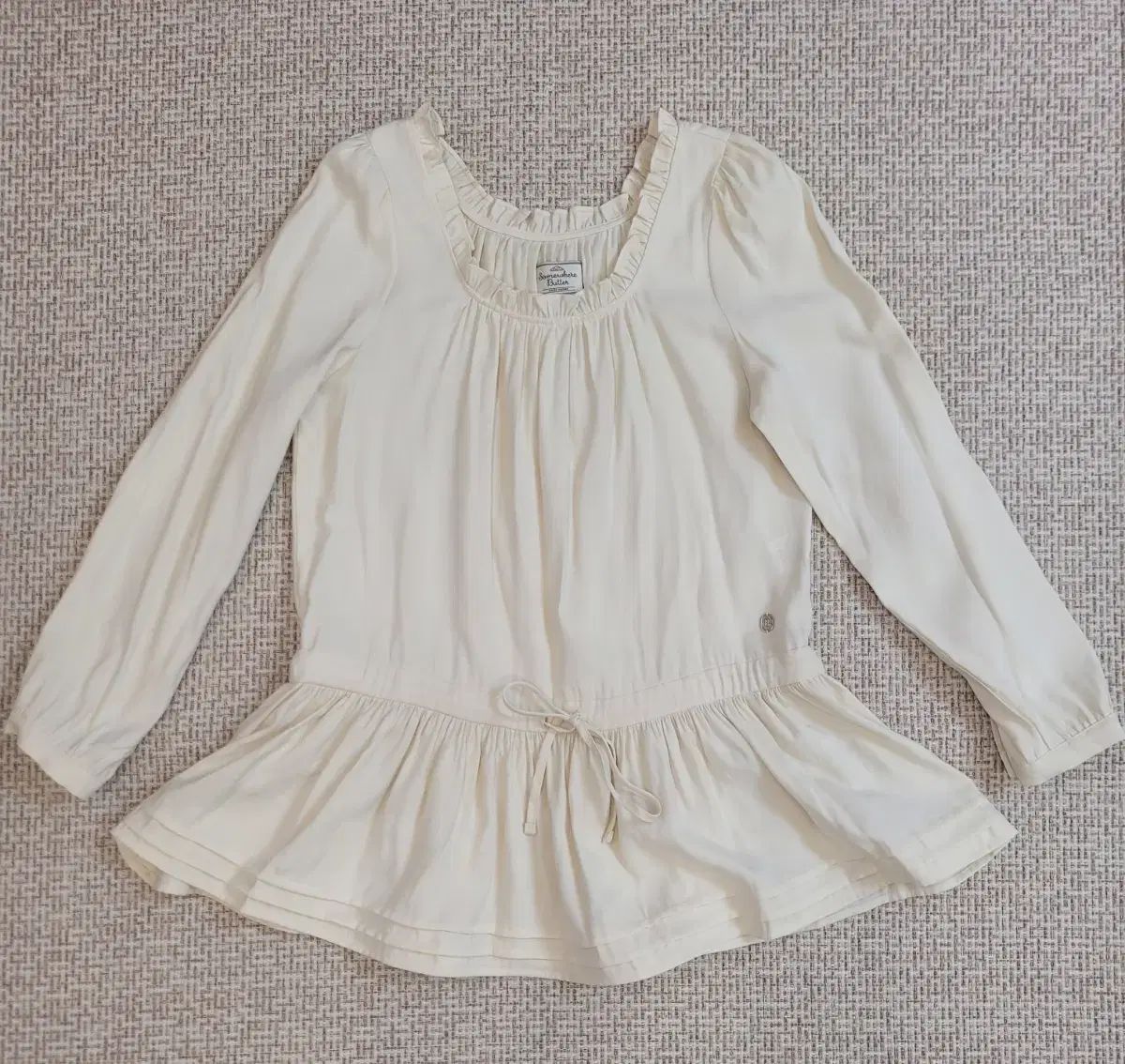 썸웨어버터 adel frill blouse クリーム色