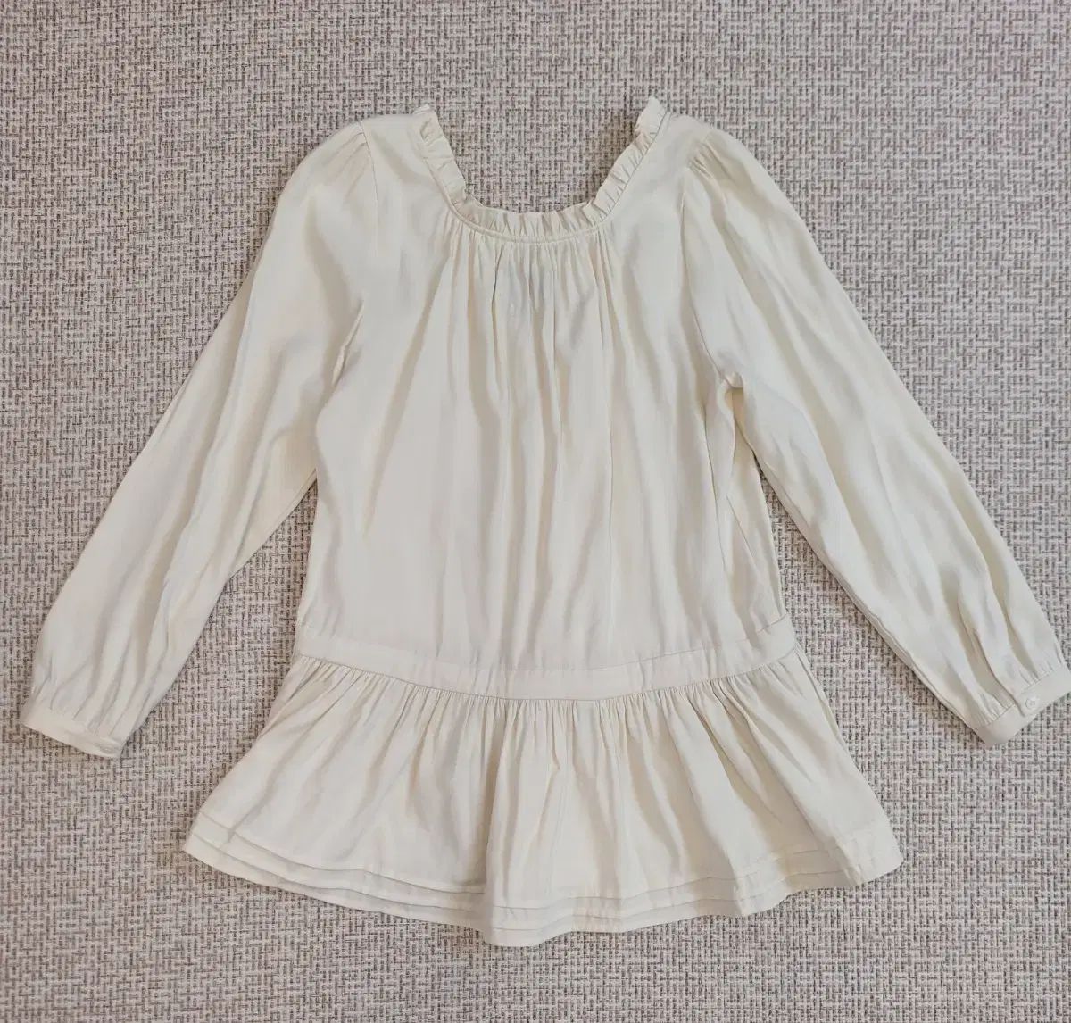 썸웨어버터 adel frill blouse クリーム色