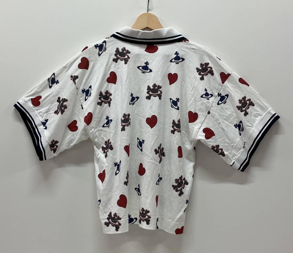 VIVIENNE WESTWOOD ヴィヴィアン・ウエストウッド 16-12-332001 半袖ポロシャツ 総柄 オーブ ハート サイズ00 ホワイト 日本製 VIVIENNE WESTWOOD ヴィヴィアン・ウエストウッド 16-12-332001 半袖ポロシャツ 総柄 オーブ ハート サイズ00 ホワイト 日本製