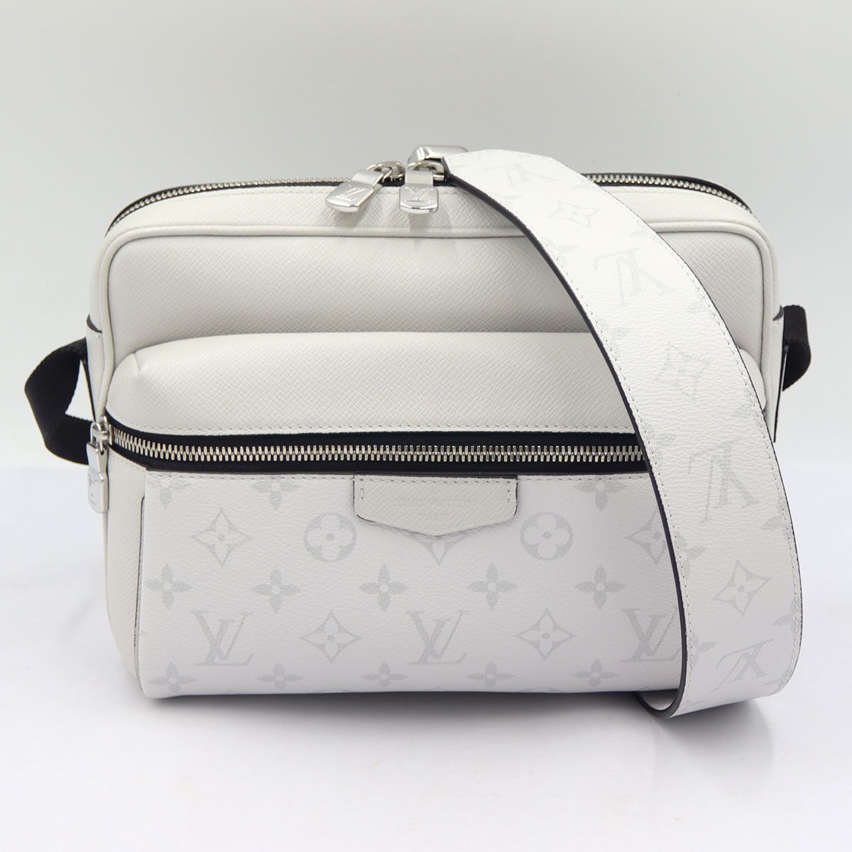 ルイヴィトン（LOUIS VUITTON)　アウトドアメッセンジャーPM　M30243　斜め掛け　W27cm×H20cm×D10cm　ユニセックス(中古)