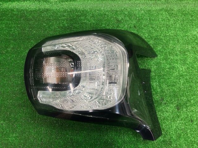 シエンタ NCP175G 右テールランプ・テールライト X コイト 52-283 81550-52C80 209