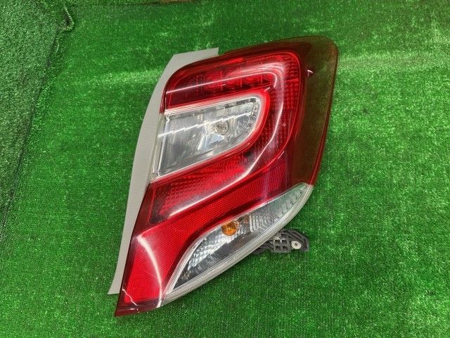 ヴィッツ NSP135 右テールランプ・テールライト F コイト 52-273 81550-52B90 1F7
