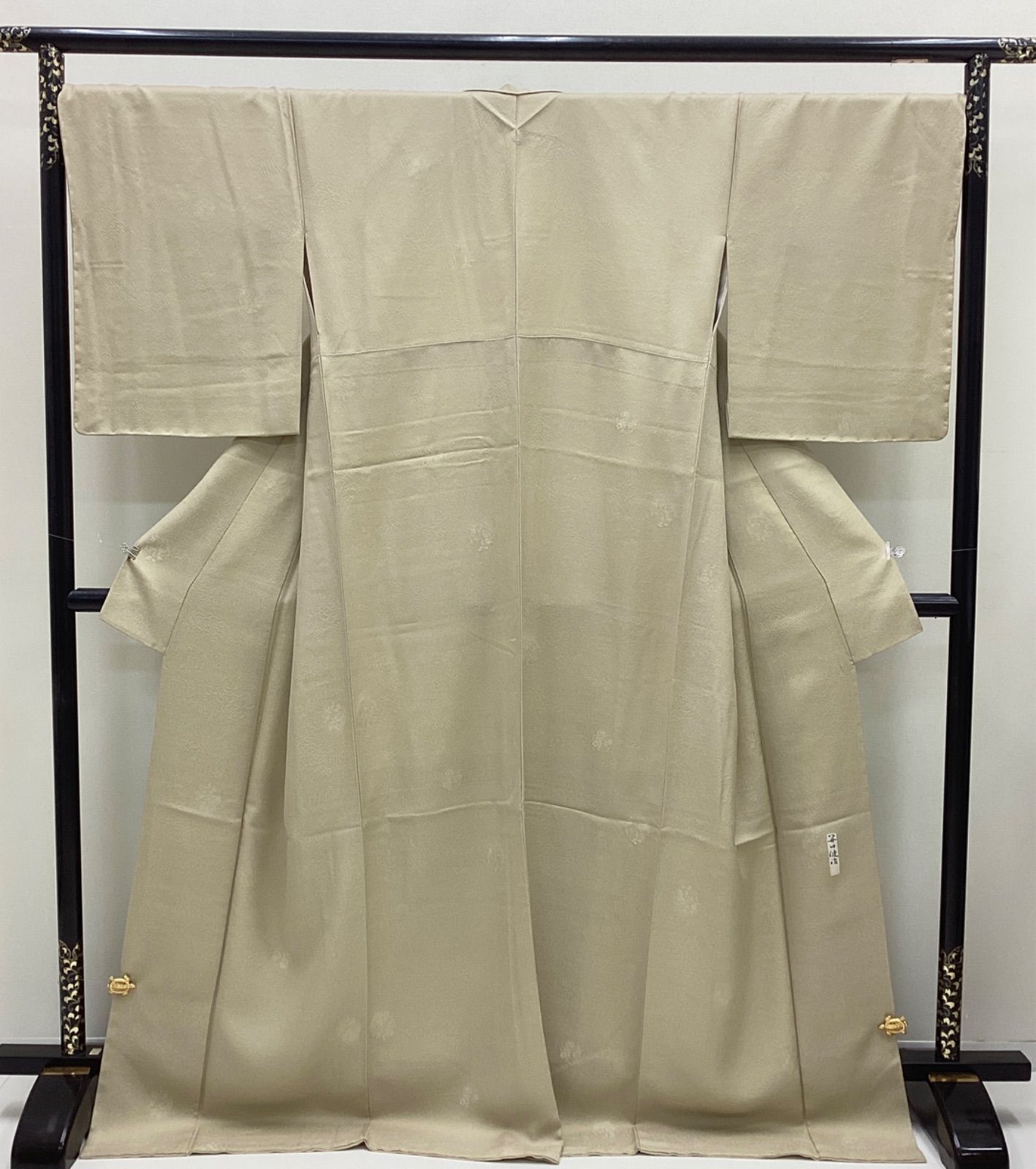 中古品　袷着物　色無地　白つるばみ色　縫紋　丸に蔦　落款　正絹　裄69　TL寸 R914