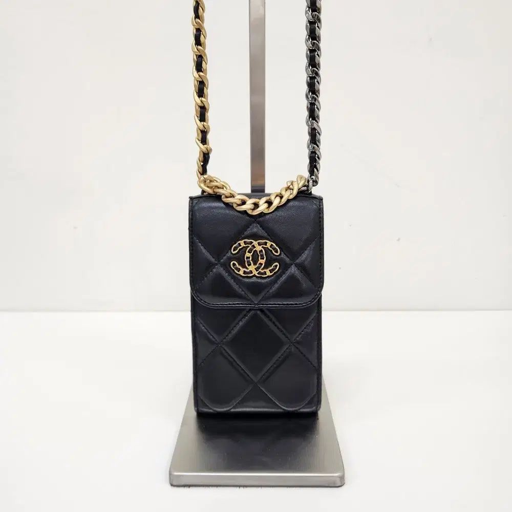 中古ブランド CHANEL 19 携帯ホルダー クロスバック 31番台