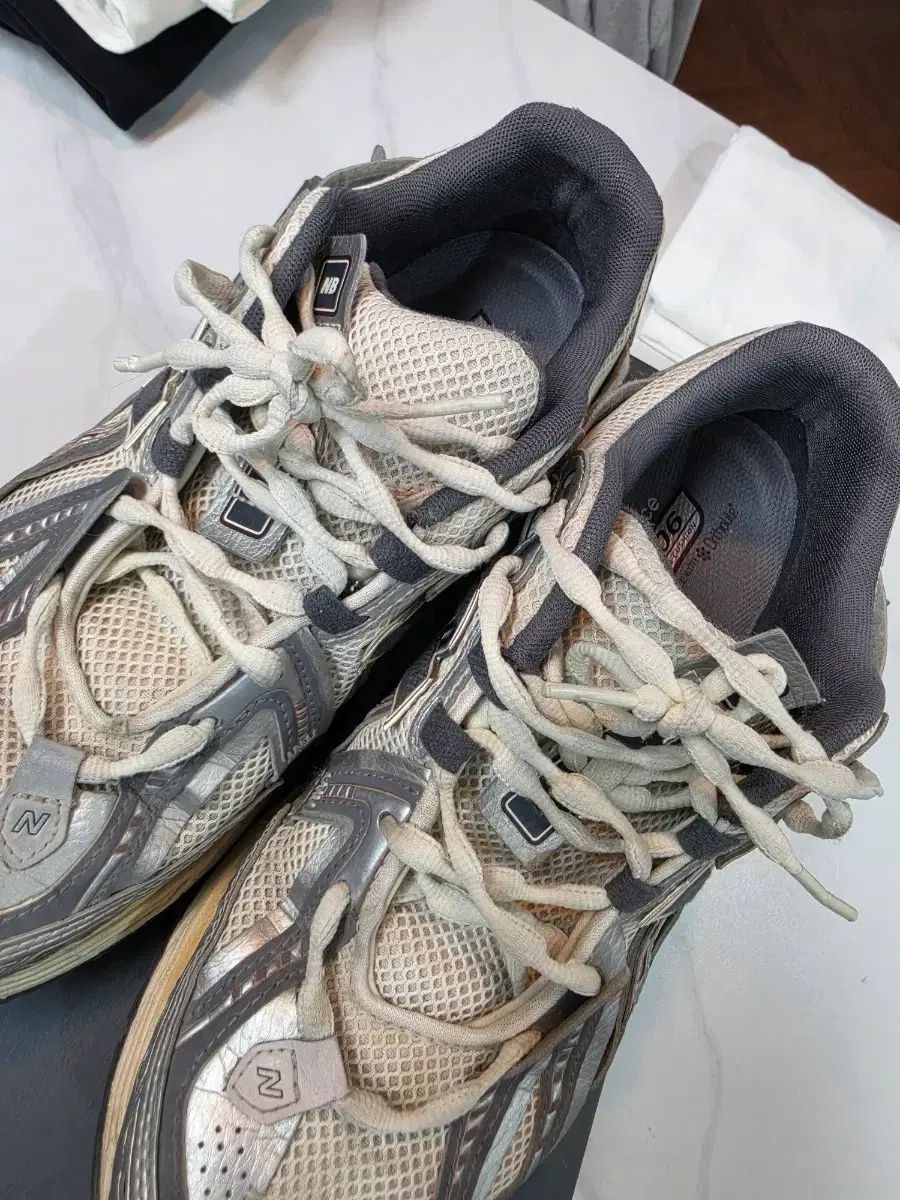 正規品 New Balance 2002R スニーカー