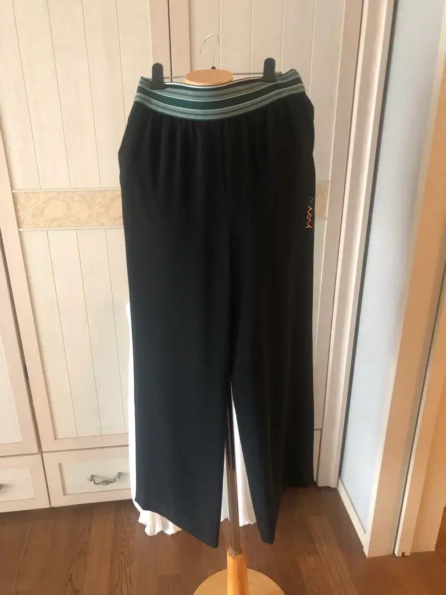 ミールブラックパンツ
