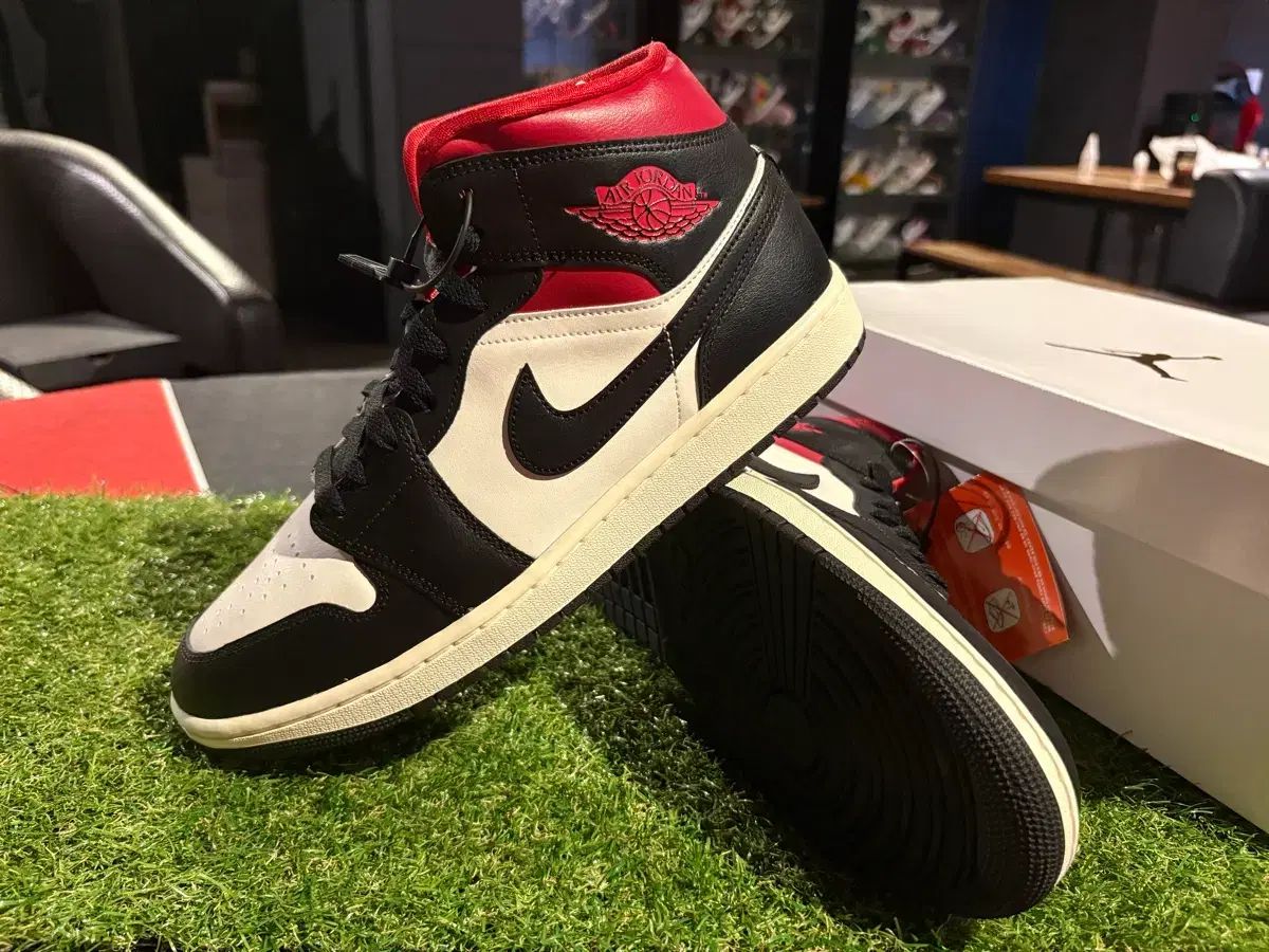 新品/w285 NIKE ジョーダン1 ミッド ブラック ジムレッド
