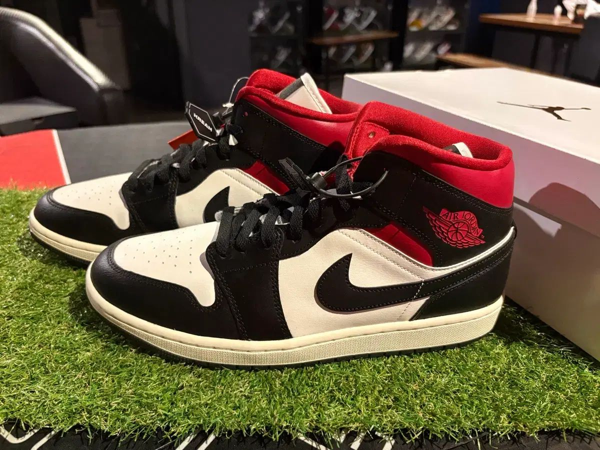 新品/w285 NIKE ジョーダン1 ミッド ブラック ジムレッド