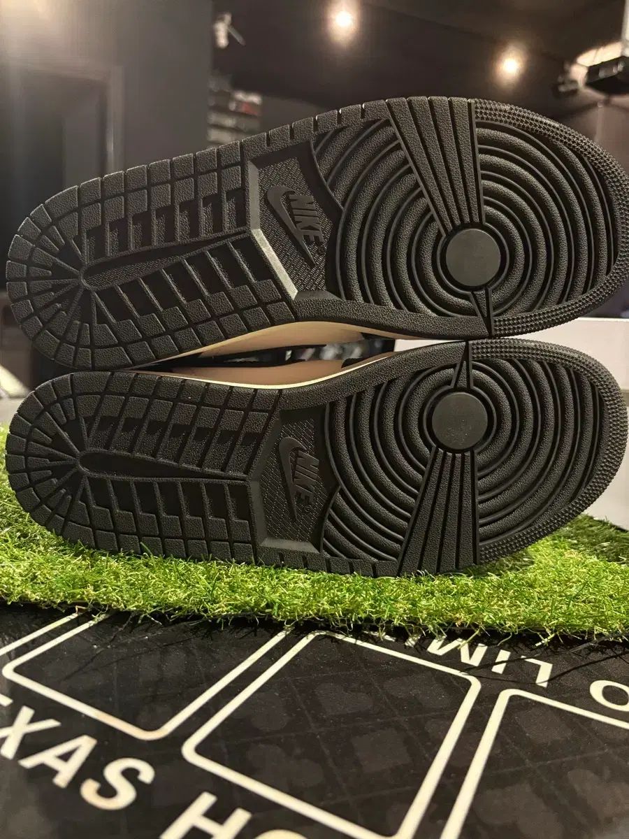 新品/w285 NIKE ジョーダン1 ミッド ブラック ジムレッド