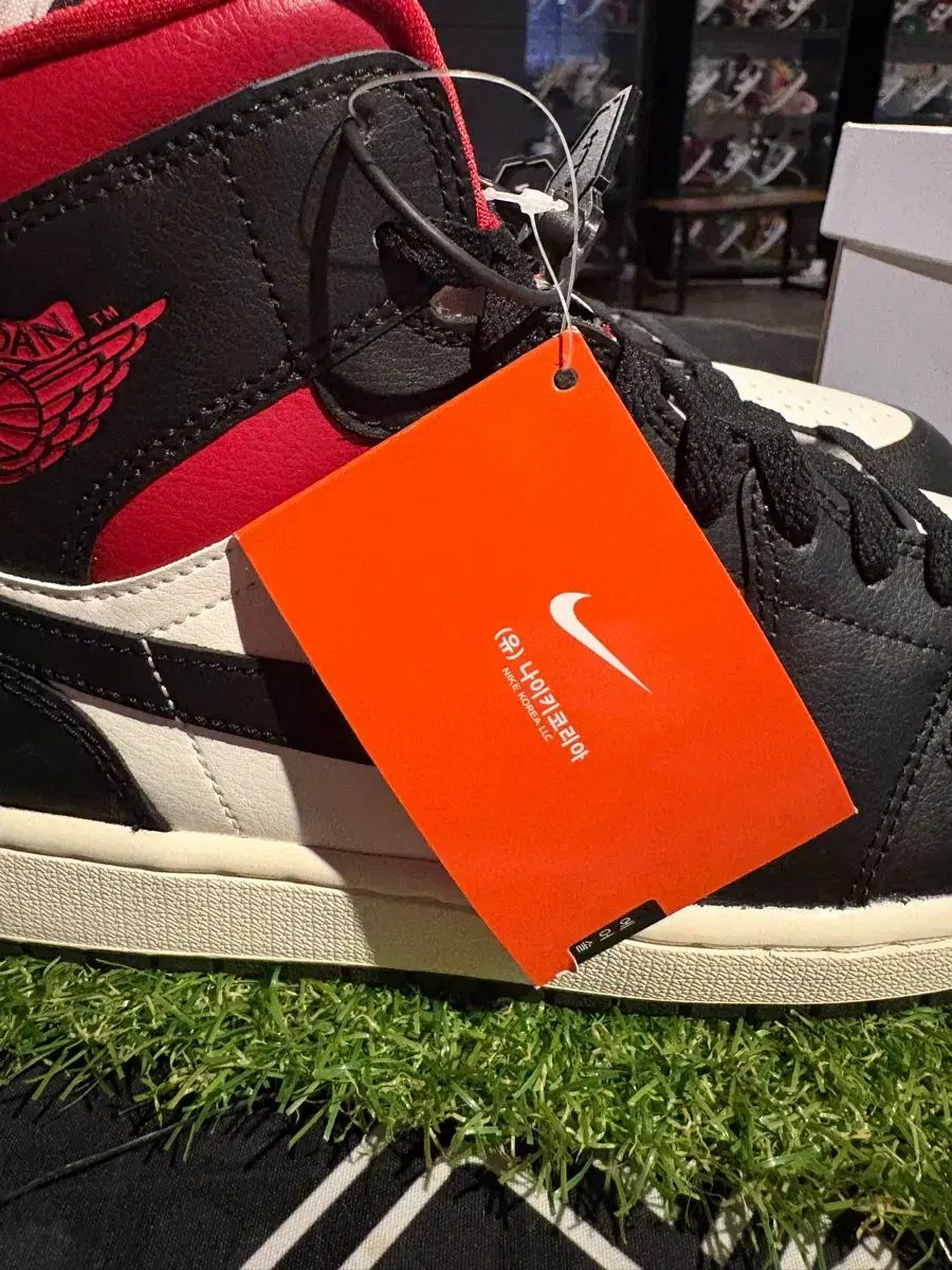 新品/w285 NIKE ジョーダン1 ミッド ブラック ジムレッド