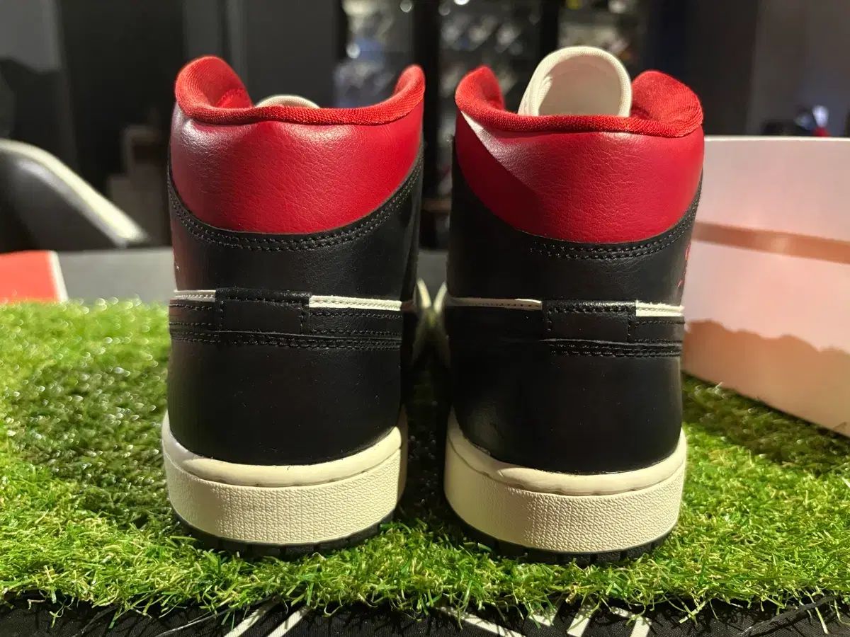 新品/w285 NIKE ジョーダン1 ミッド ブラック ジムレッド