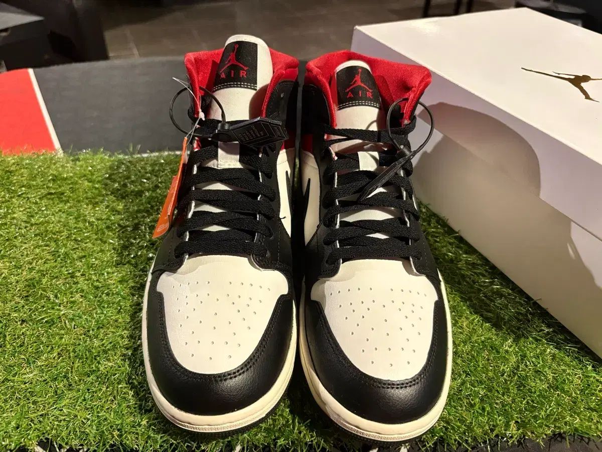 新品/w285 NIKE ジョーダン1 ミッド ブラック ジムレッド