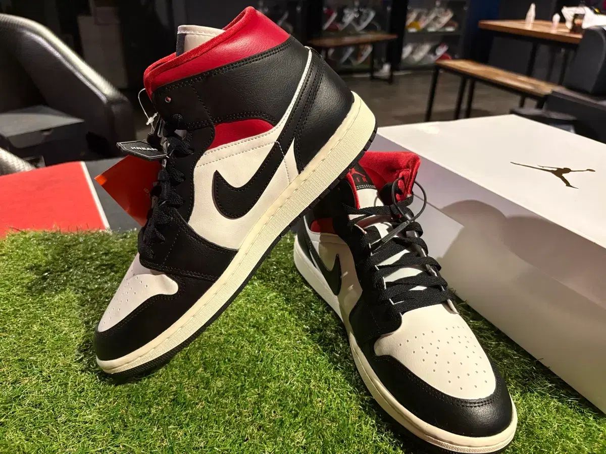 新品/w285 NIKE ジョーダン1 ミッド ブラック ジムレッド
