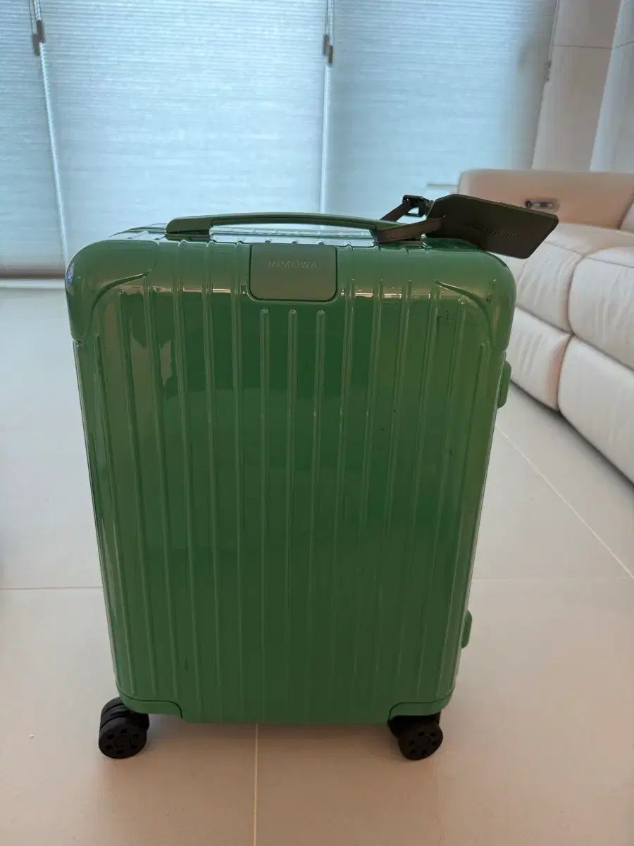 リモワ キャリアー エッセンシャルズ 出品