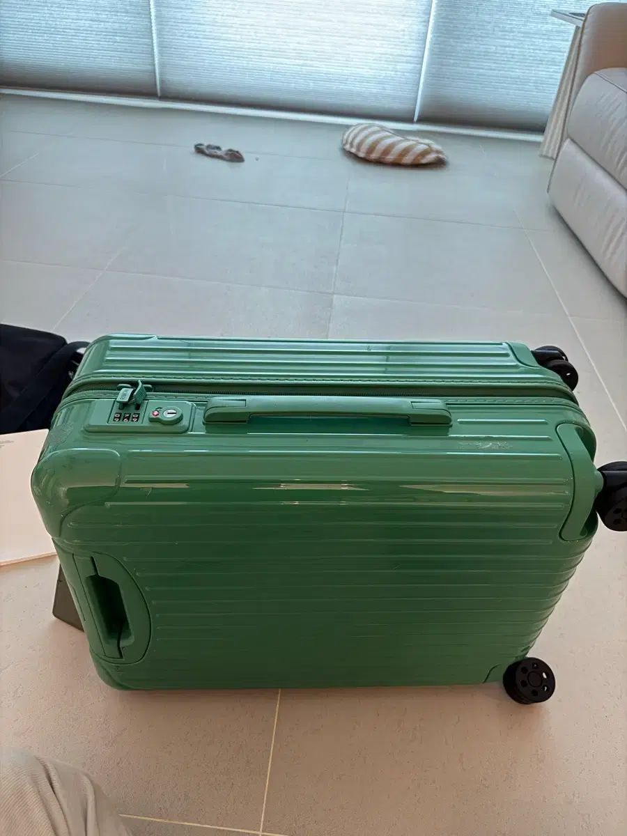 リモワ キャリアー エッセンシャルズ 出品
