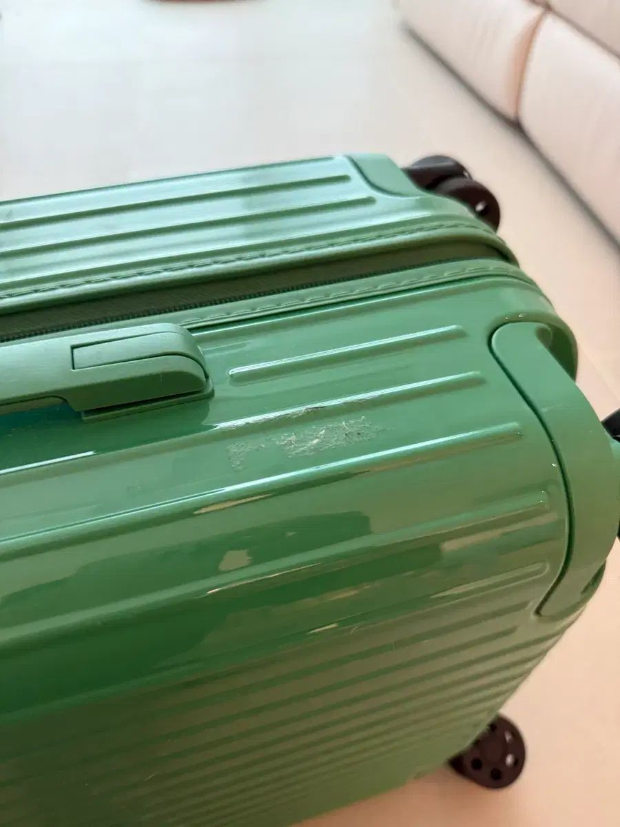 リモワ キャリアー エッセンシャルズ 出品