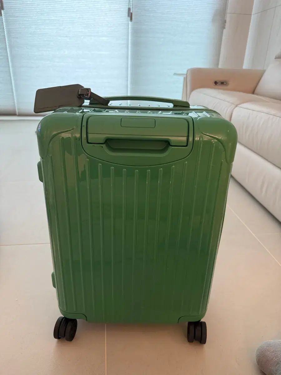 リモワ キャリアー エッセンシャルズ 出品