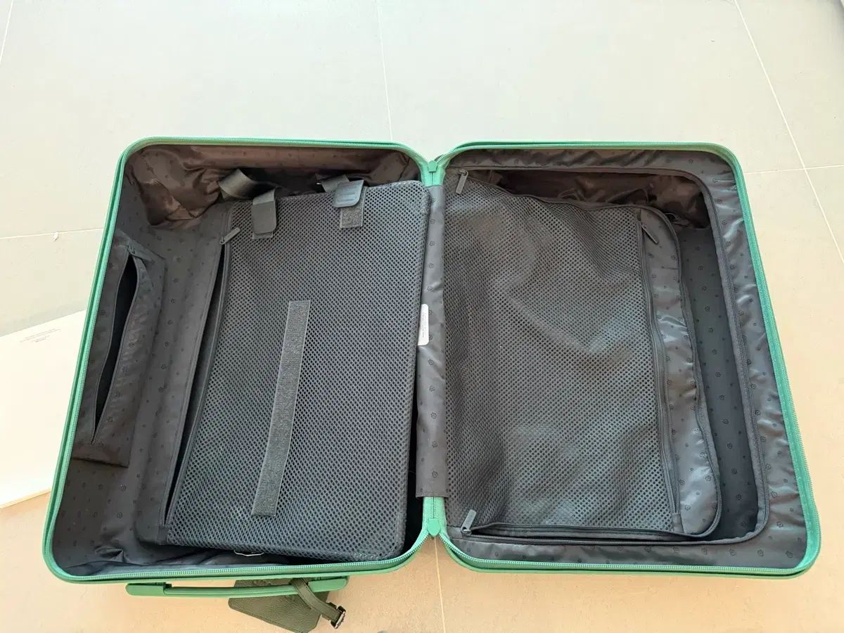 リモワ キャリアー エッセンシャルズ 出品