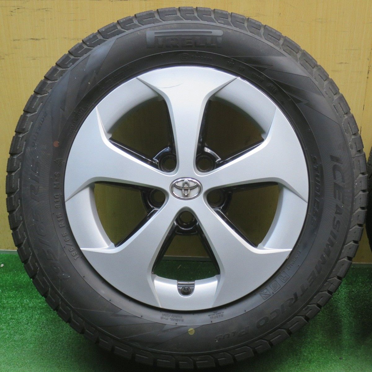 バリ溝！8.5分トヨタ 30系 プリウス 純正 195/65R15 スタッドレス