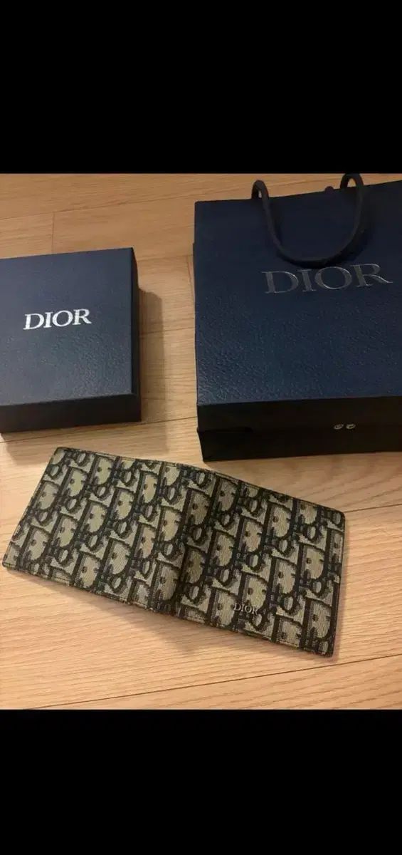 ディオール二つ折り財布