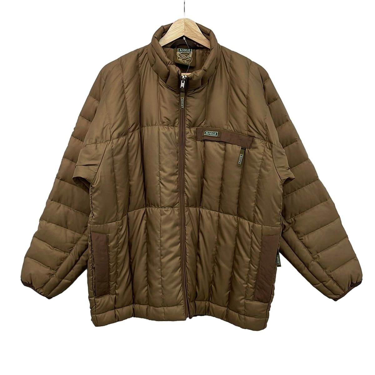 AIGLE(エーグル) ダウンジャケット サイズM メンズ美品 - ライトブラウン×ダークブラウン 長袖/ジップアップ/冬