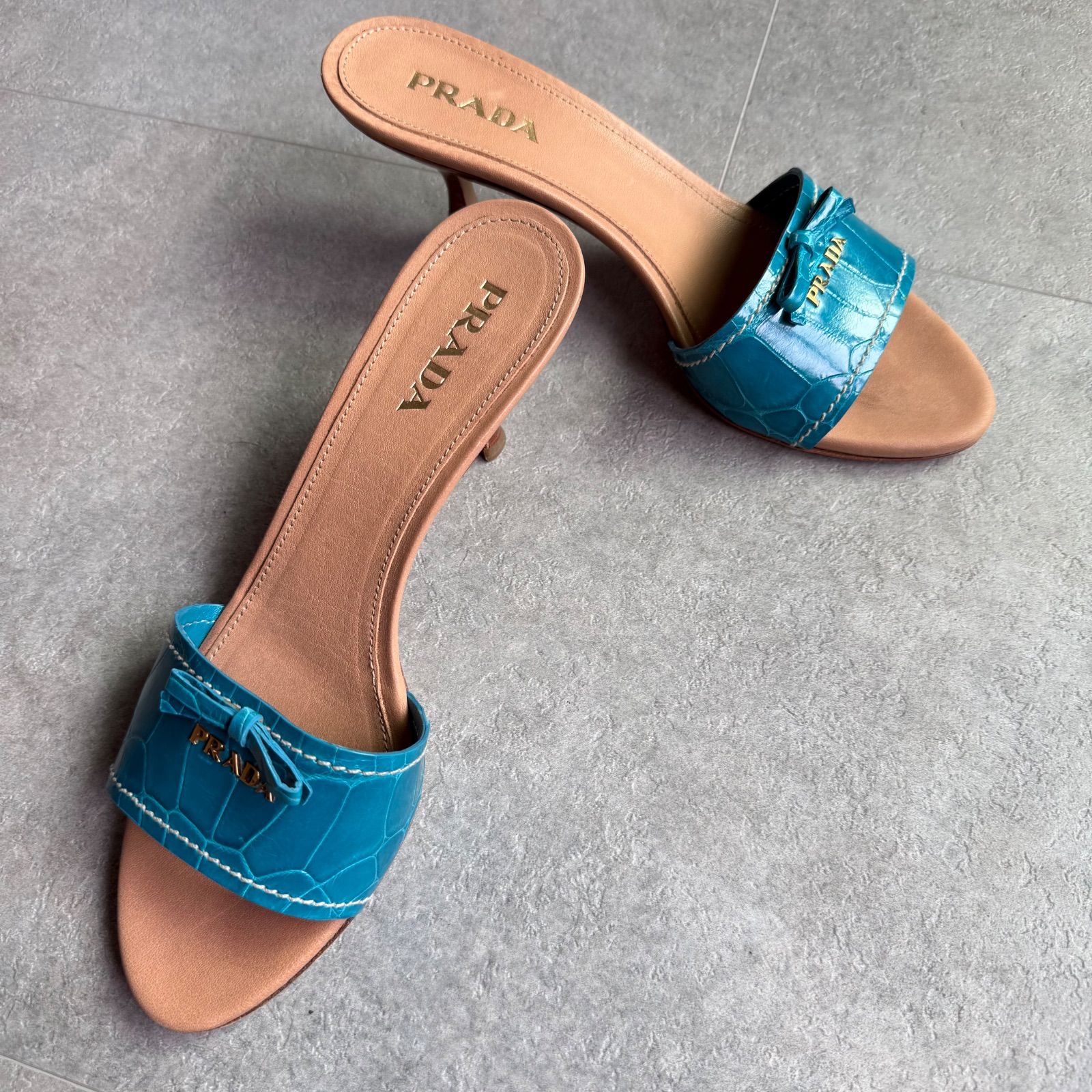 美品 PRADA プラダ クロコ型押し ロゴリボンミュール ブルー 水色 ゴールド金具 37 レディースサンダル 24cm