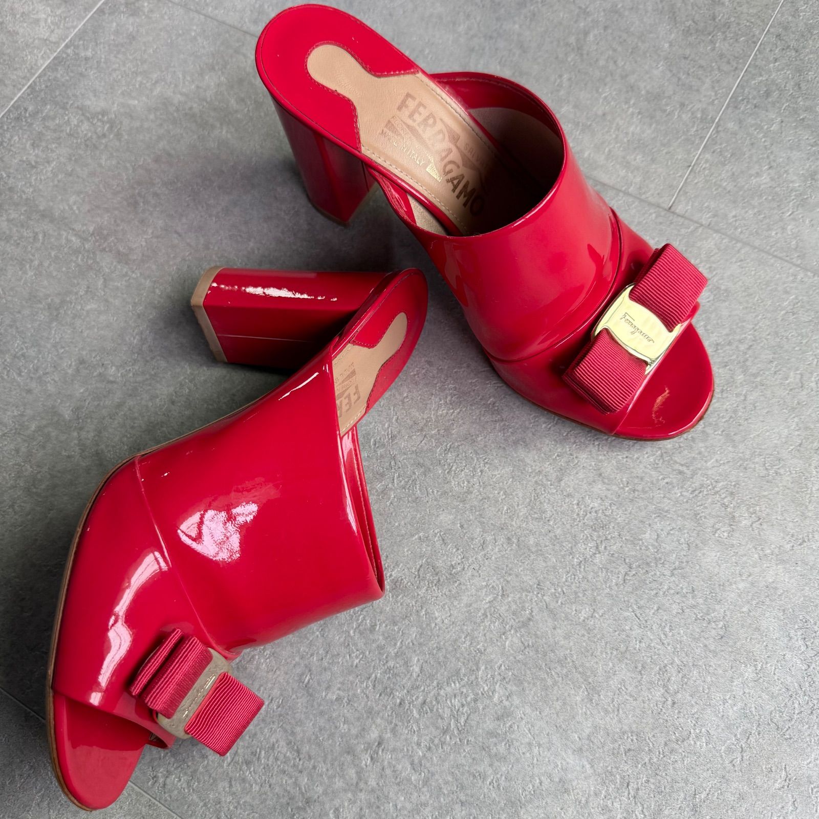 美品 SalvatoreFerragamo サルヴァトーレフェラガモ ヴァラリボン パテントレザーサンダル 赤 レッド ゴールド金具 6 1/2D レディースミュール 23.5cm