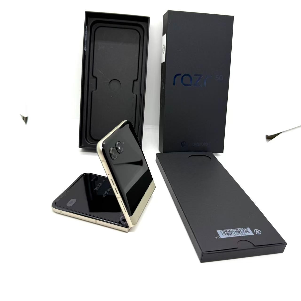 極上美品Aランク」SIMフリー motorola razr 50 [サンドクリーム] 12GB