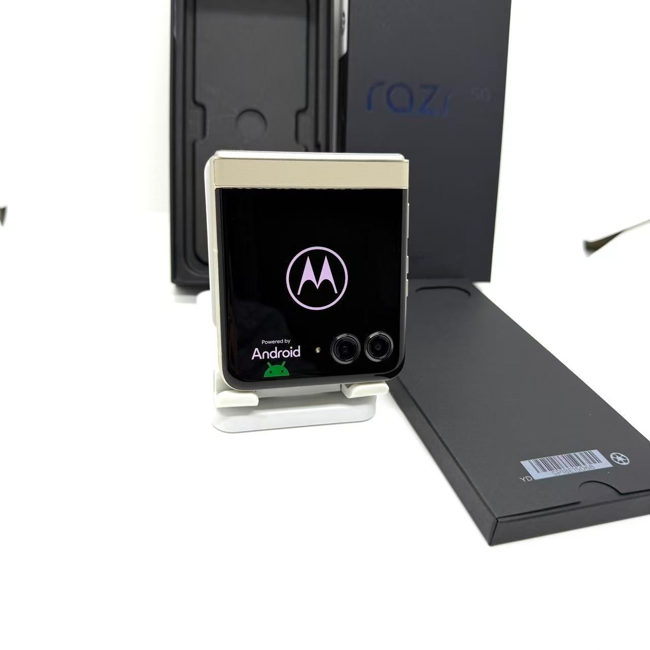 極上美品Aランク」SIMフリー motorola razr 50 [サンドクリーム] 12GB