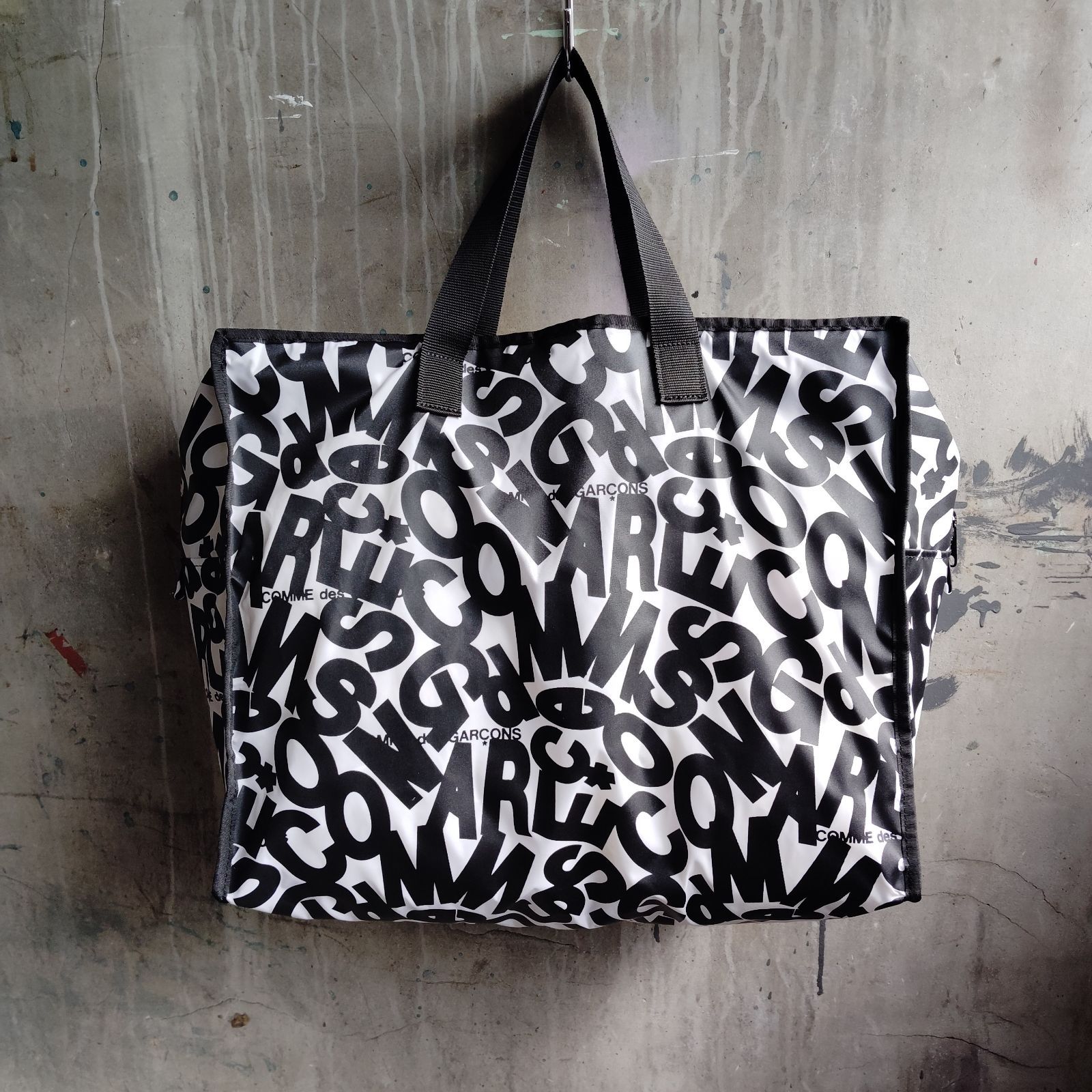 COMME des GARCONS 2025 Holiday ロゴ総柄トートバッグ コムデギャルソン