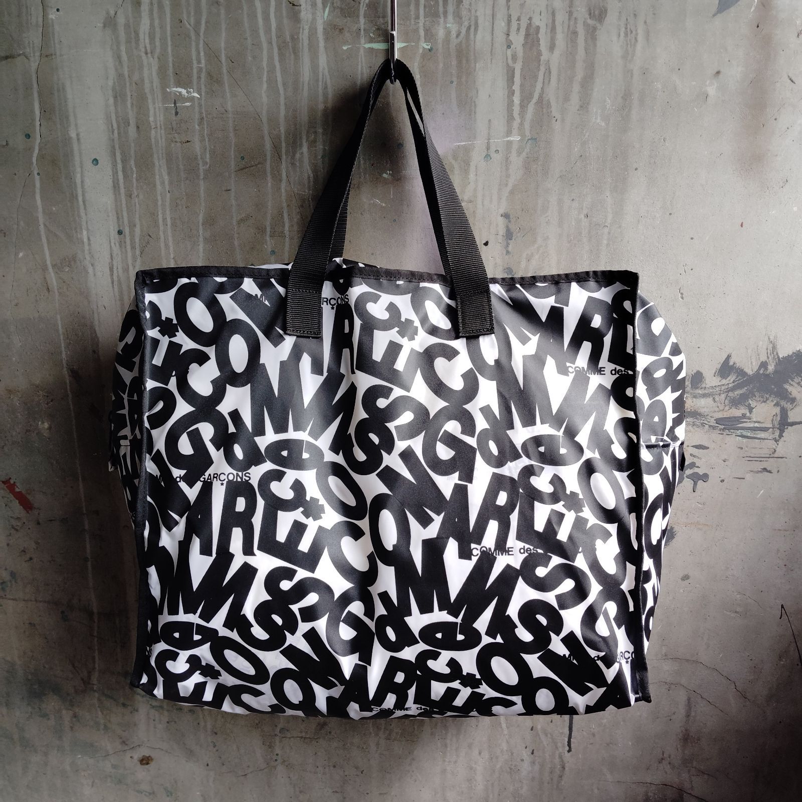 COMME des GARCONS 2025 Holiday ロゴ総柄トートバッグ 