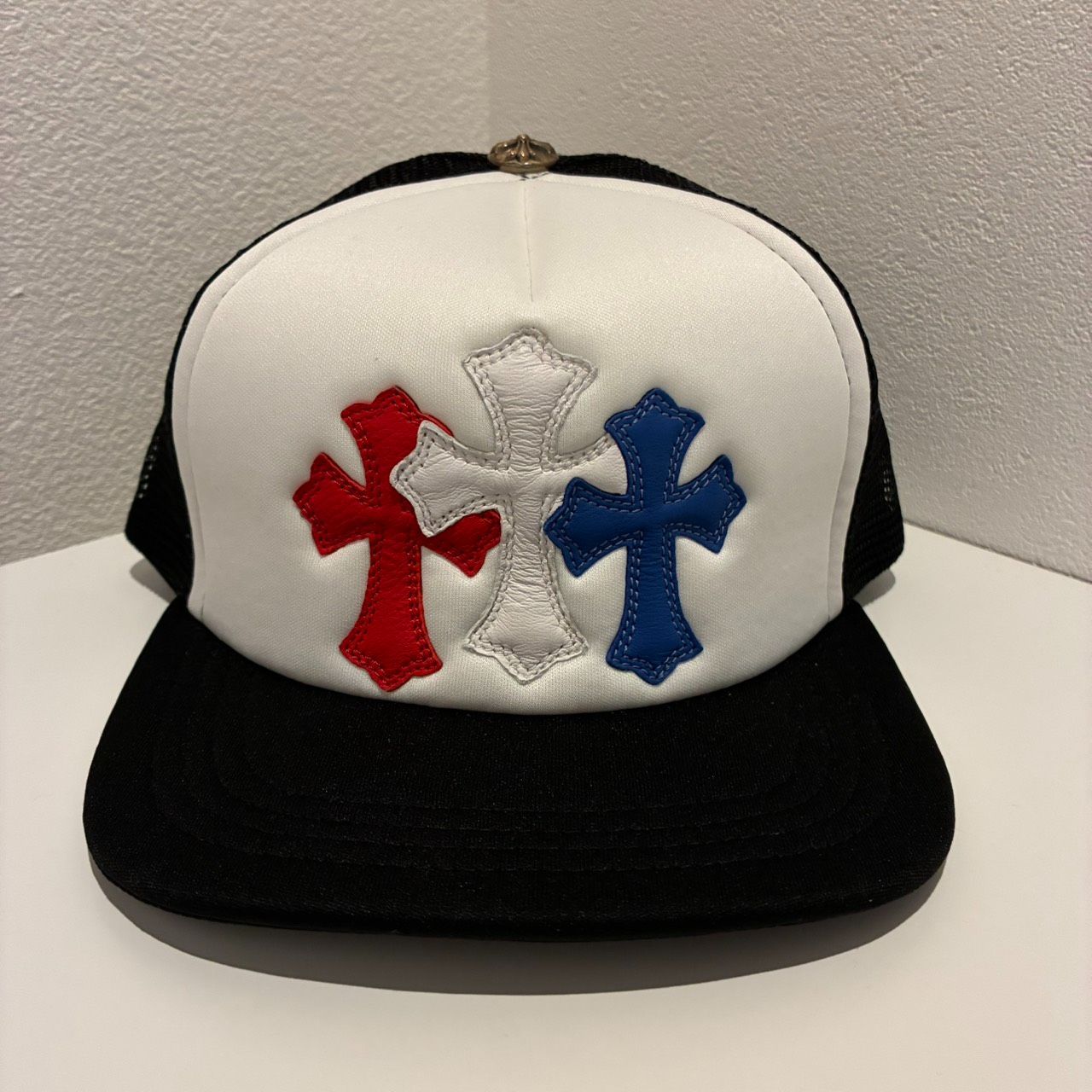 CHROME HEARTS Cemetery Cross クロムハーツ セメタリークロス パッチ 黒 ブラック 赤 トリコロール トラッカー ハット メッシュ キャップ 帽子 メンズ レディース 新品未使用 2505