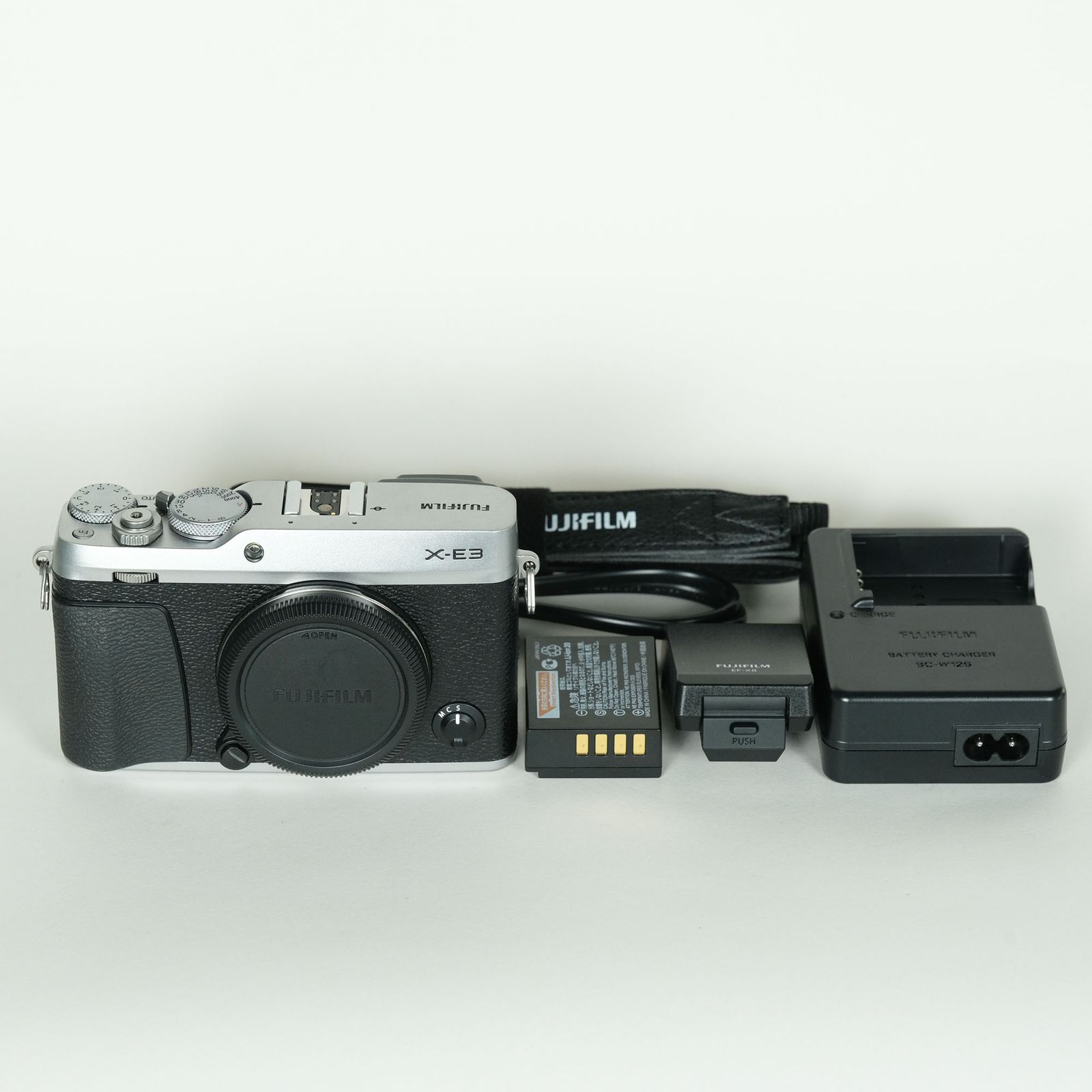 美品 | シャッター数2,940回] FUJIFILM X-E3 [ボディ シルバー