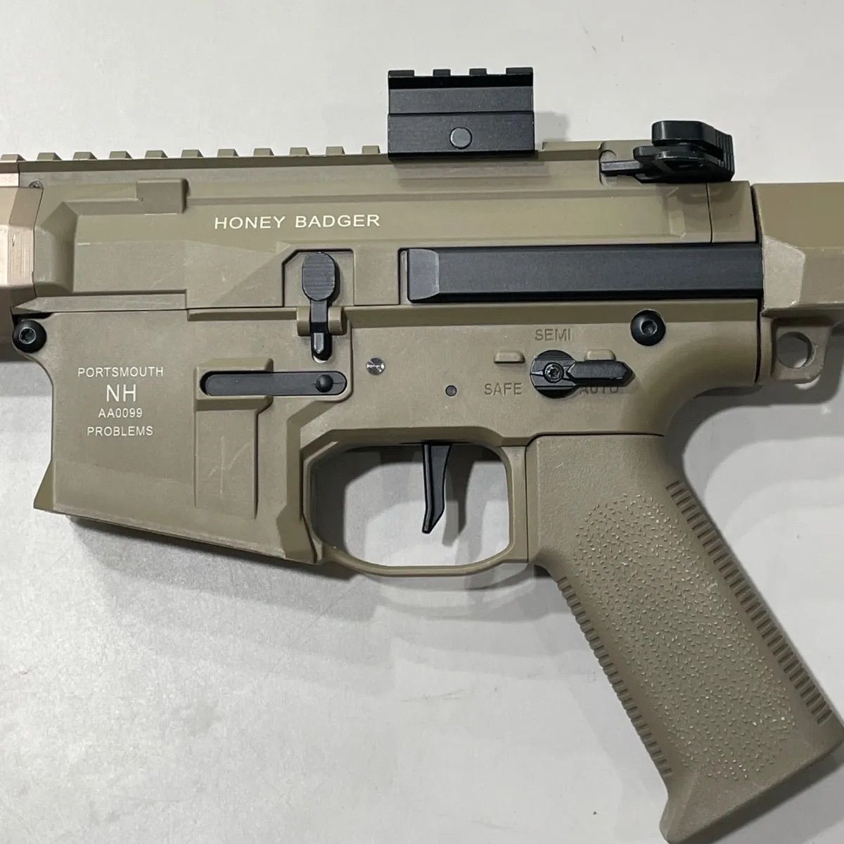 ダブルイーグル　エアーソフト　AEGのケース　電動ガン　トイガン　美品　HONEY BADGER PORTSMOUTH　NH AA0099 PROBLEMS サバイバルゲーム　サバゲー　まとめ売り　まとめセット　ケース付き！マニタリー　レア！入手困難！