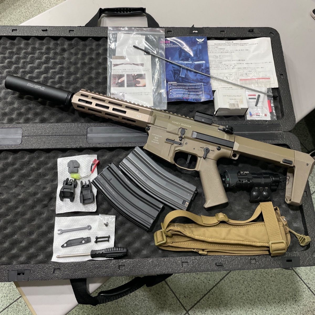 ダブルイーグル　エアーソフト　AEGのケース　電動ガン　トイガン　美品　HONEY BADGER PORTSMOUTH　NH AA0099 PROBLEMS サバイバルゲーム　サバゲー　まとめ売り　まとめセット　ケース付き！マニタリー　レア！入手困難！