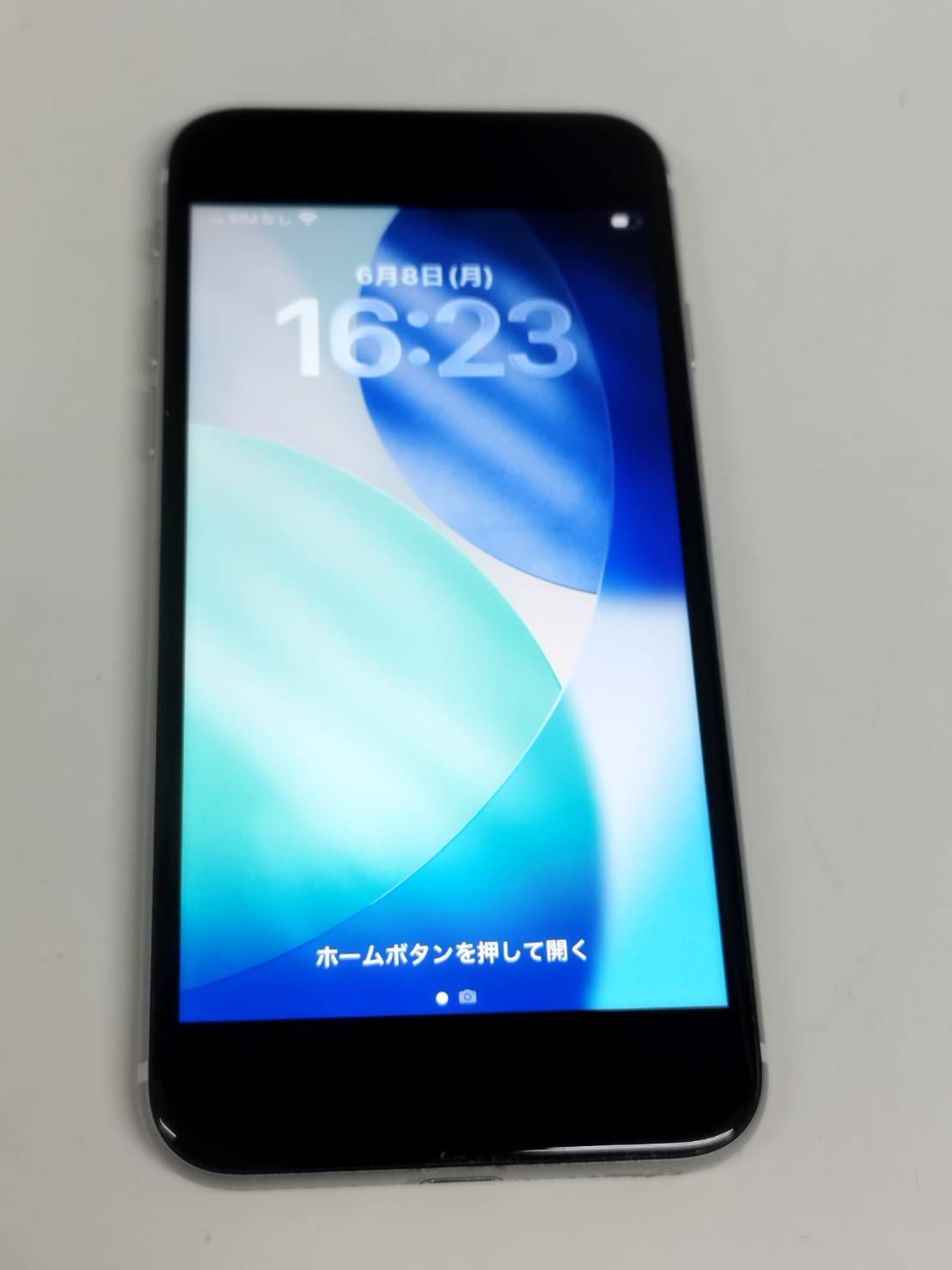 【SIMフリー】iPhone SE 第2世代/A2296/64GB/ホワイト〈MHGQ3J/A〉