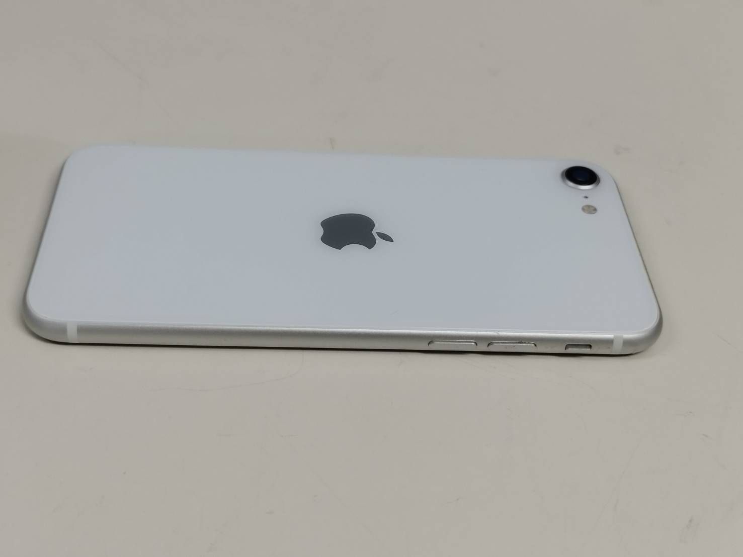 【SIMフリー】iPhone SE 第2世代/A2296/64GB/ホワイト〈MHGQ3J/A〉