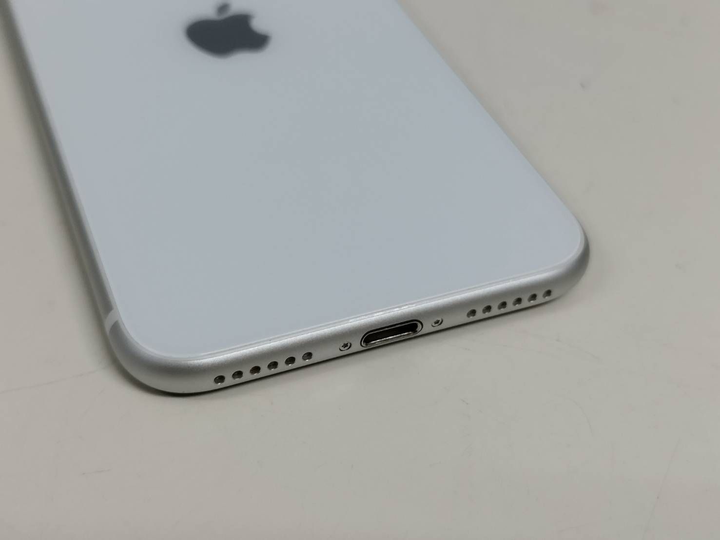 【SIMフリー】iPhone SE 第2世代/A2296/64GB/ホワイト〈MHGQ3J/A〉