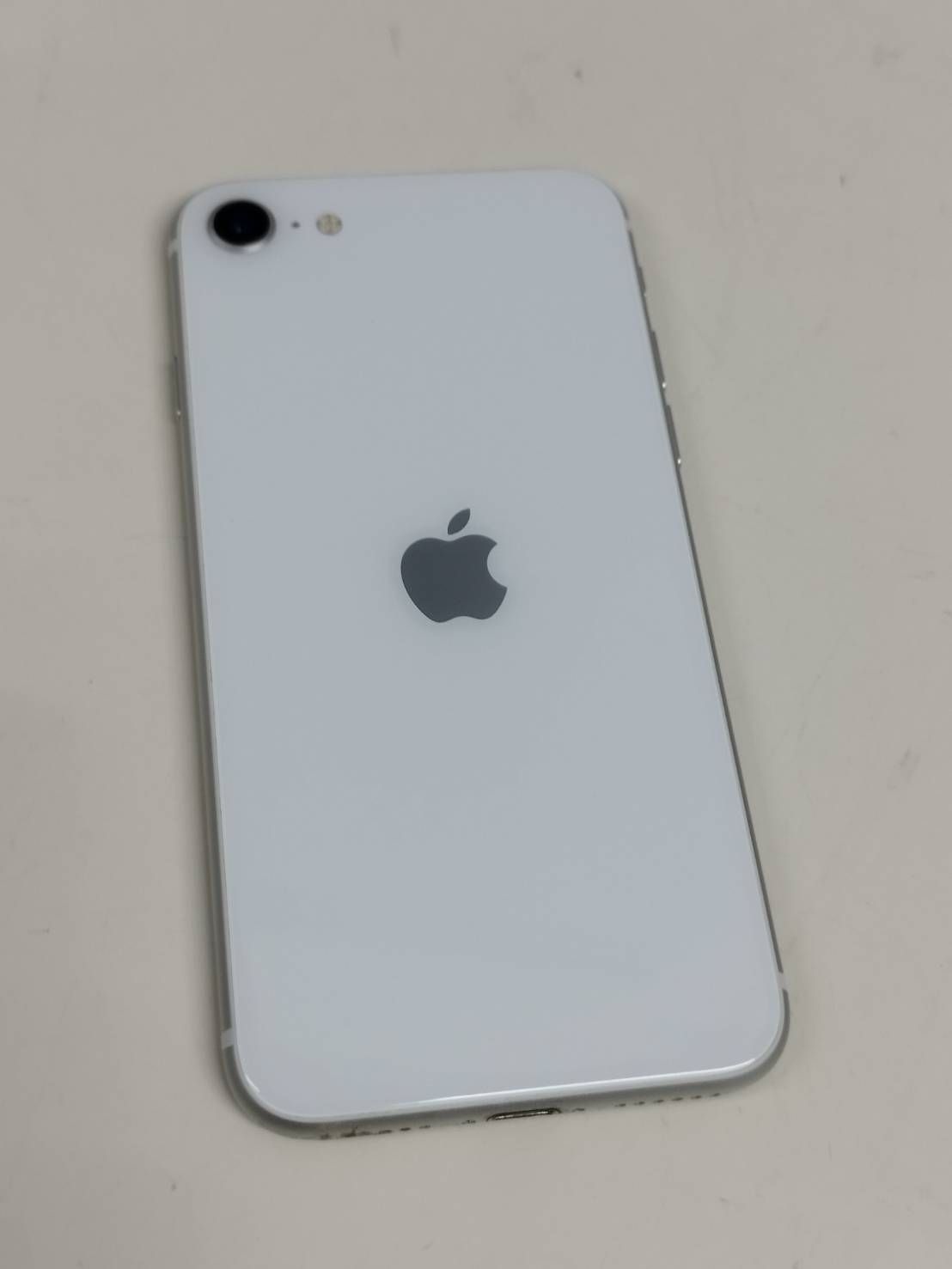 【SIMフリー】iPhone SE 第2世代/A2296/64GB/ホワイト〈MHGQ3J/A〉